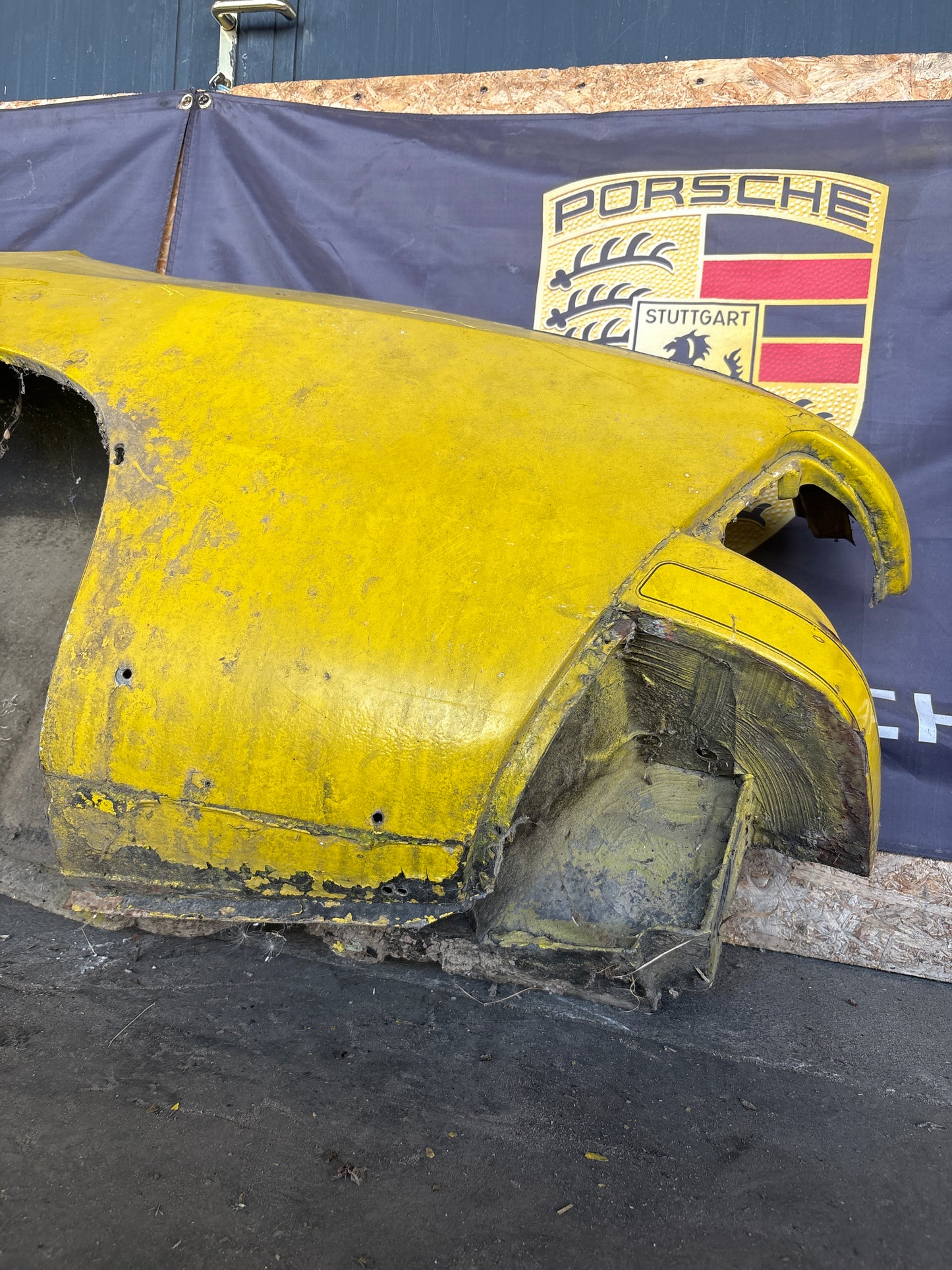 Porsche 924 1976-79 left side cut, rear fender 477809843