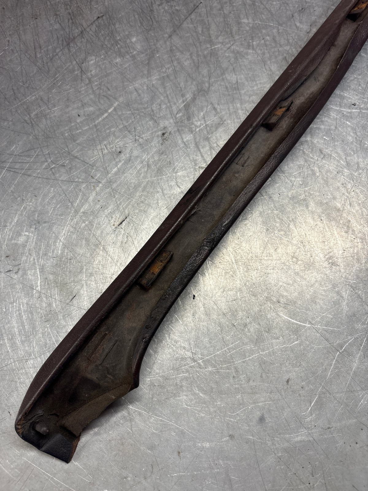 Rivestimento portellone posteriore Porsche 928, sinistro, lato vicino, bordeaux, 92855503702, usato
