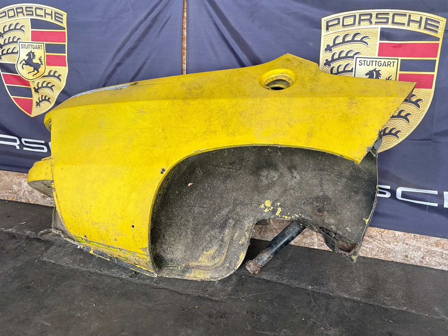 Porsche 924 1976-79 Right side cut, rear fender 477809844