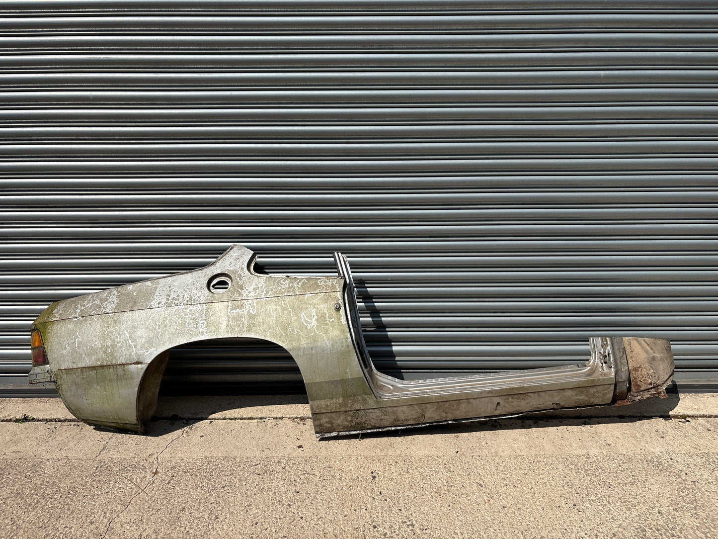 Porsche 924 right side cut, rear fender with sill