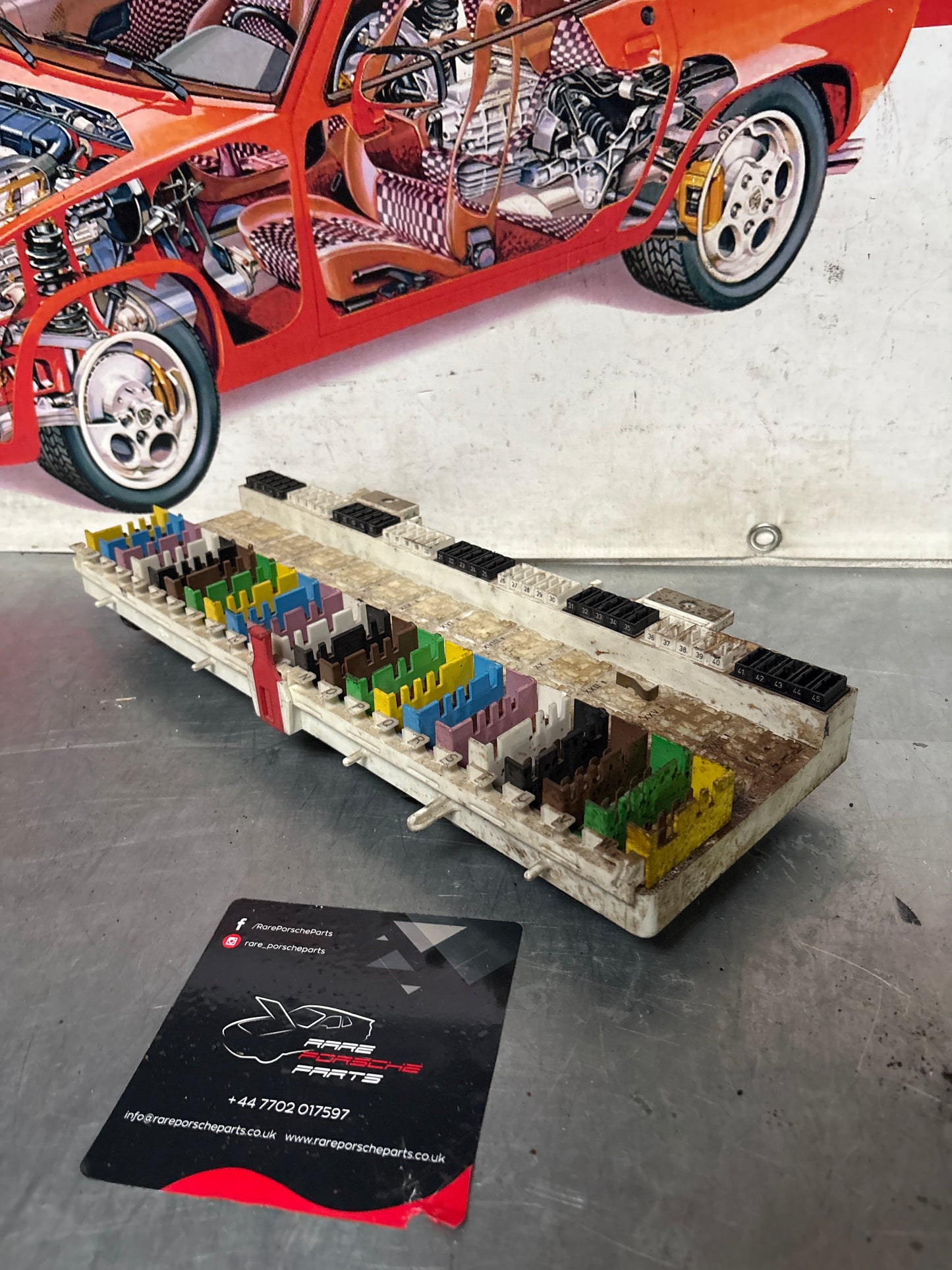 Porsche 928 relay fuse box, for spares or repair 92861010514