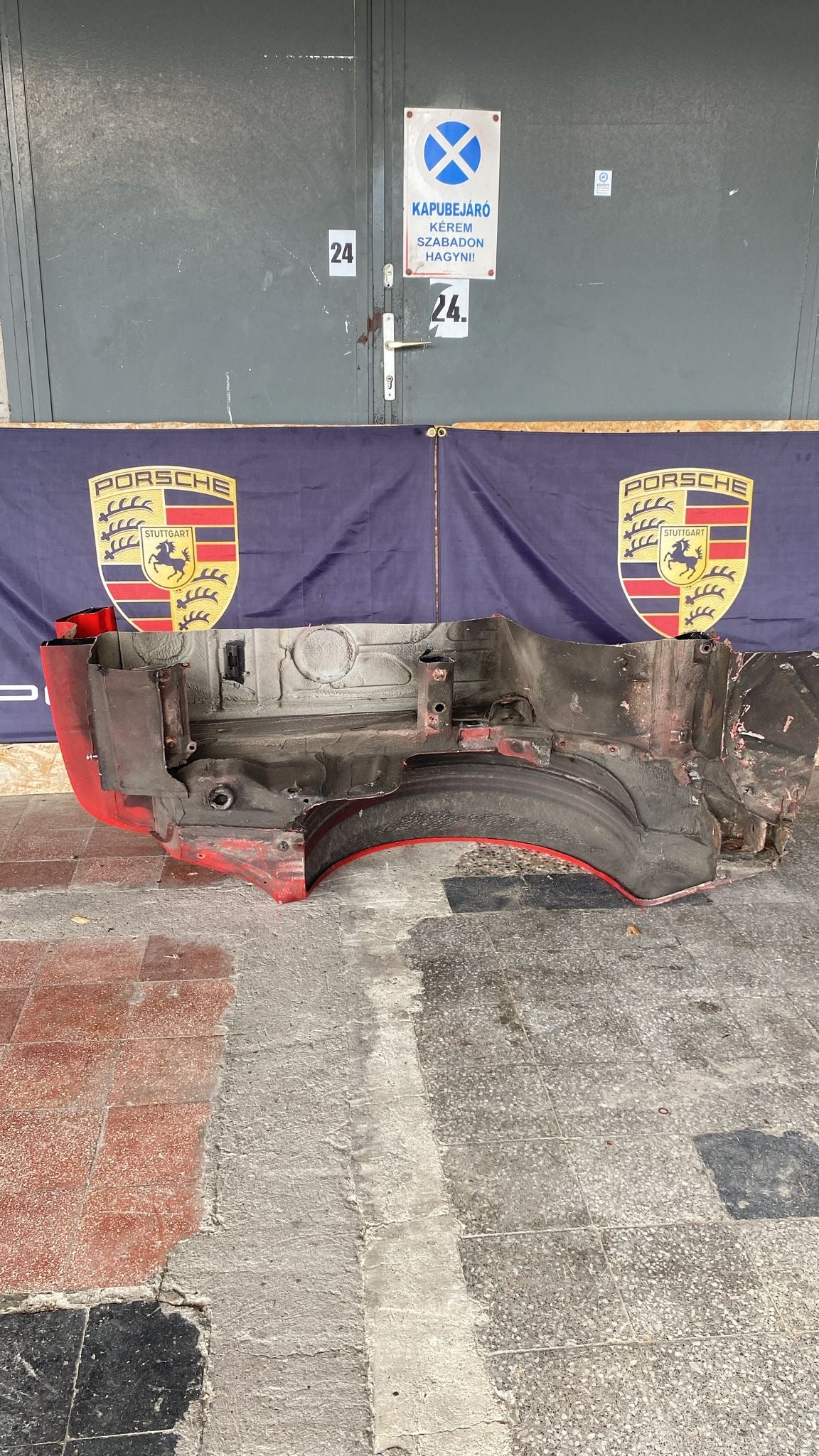 Porsche 944 left side cut, rear fender, 94450390303