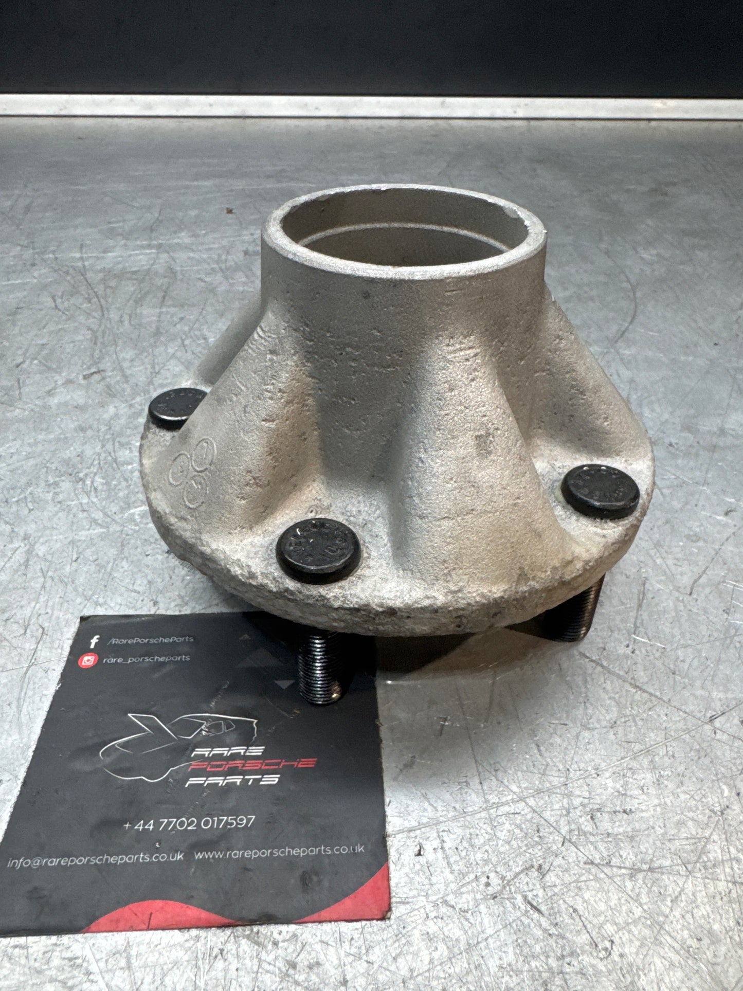 Porsche 928 Front wheel hub, refurbished 92834106502