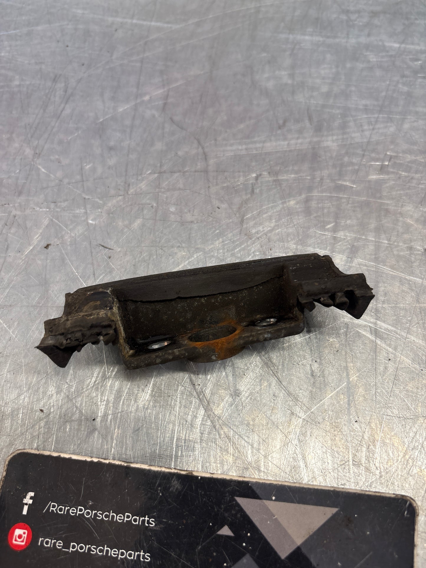 Porsche 924/944 portellone sinistro / alloggiamento perno portellone 477827033 usato