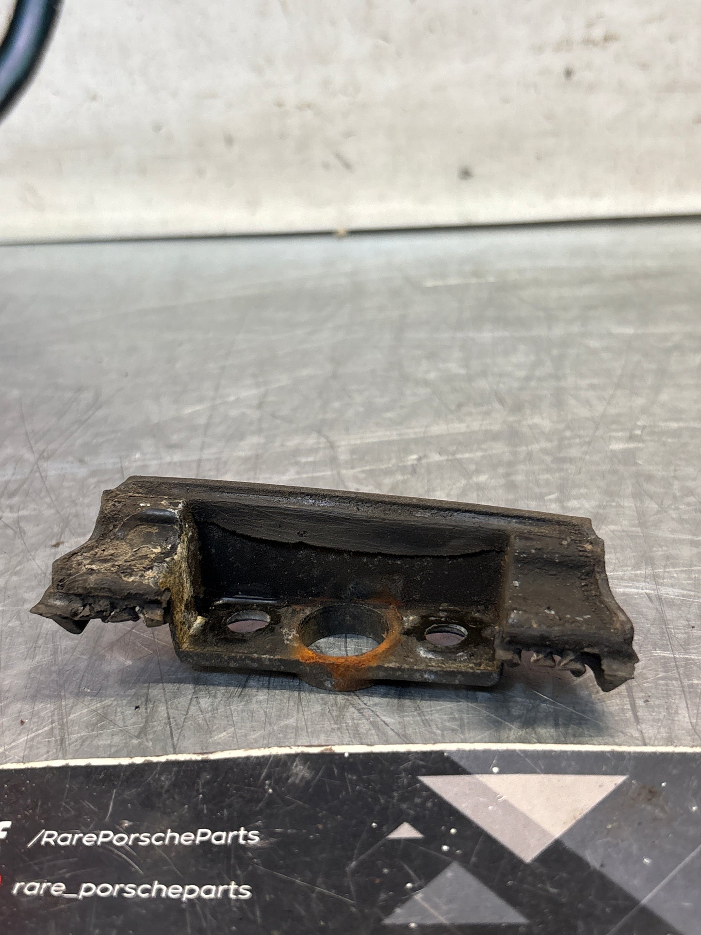Porsche 924/944 portellone sinistro / alloggiamento perno portellone 477827033 usato