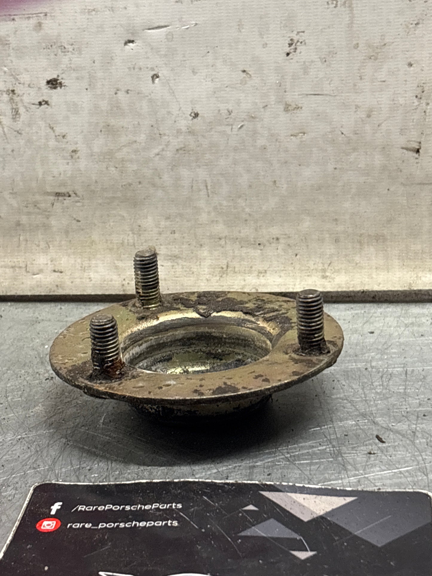 Porsche 928 rear shock absorber fastening plate, used 92833306400