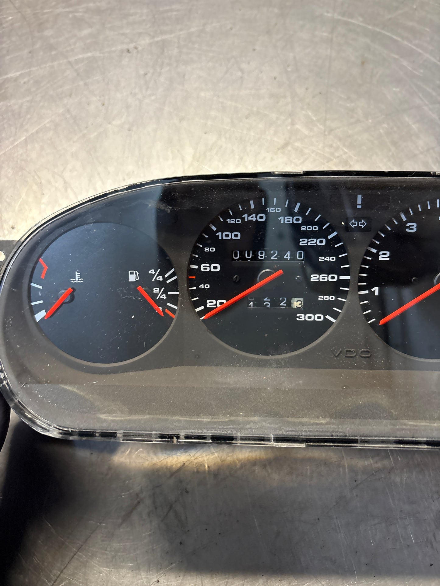 Porsche 968 dash clock binnacle pod speedometer, 94464131163 used 009240 km plastic screen has some small scratches