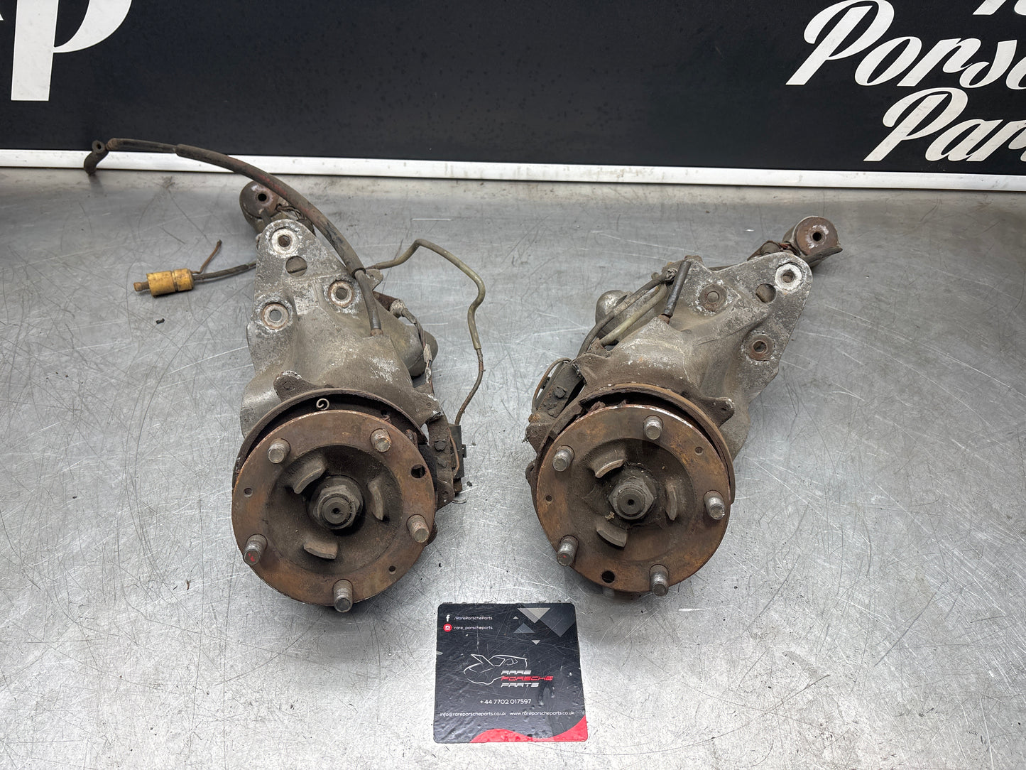 Porsche 944 pair of alloy rear trailing arms, 9513315131R / 951331511R used, with hubs