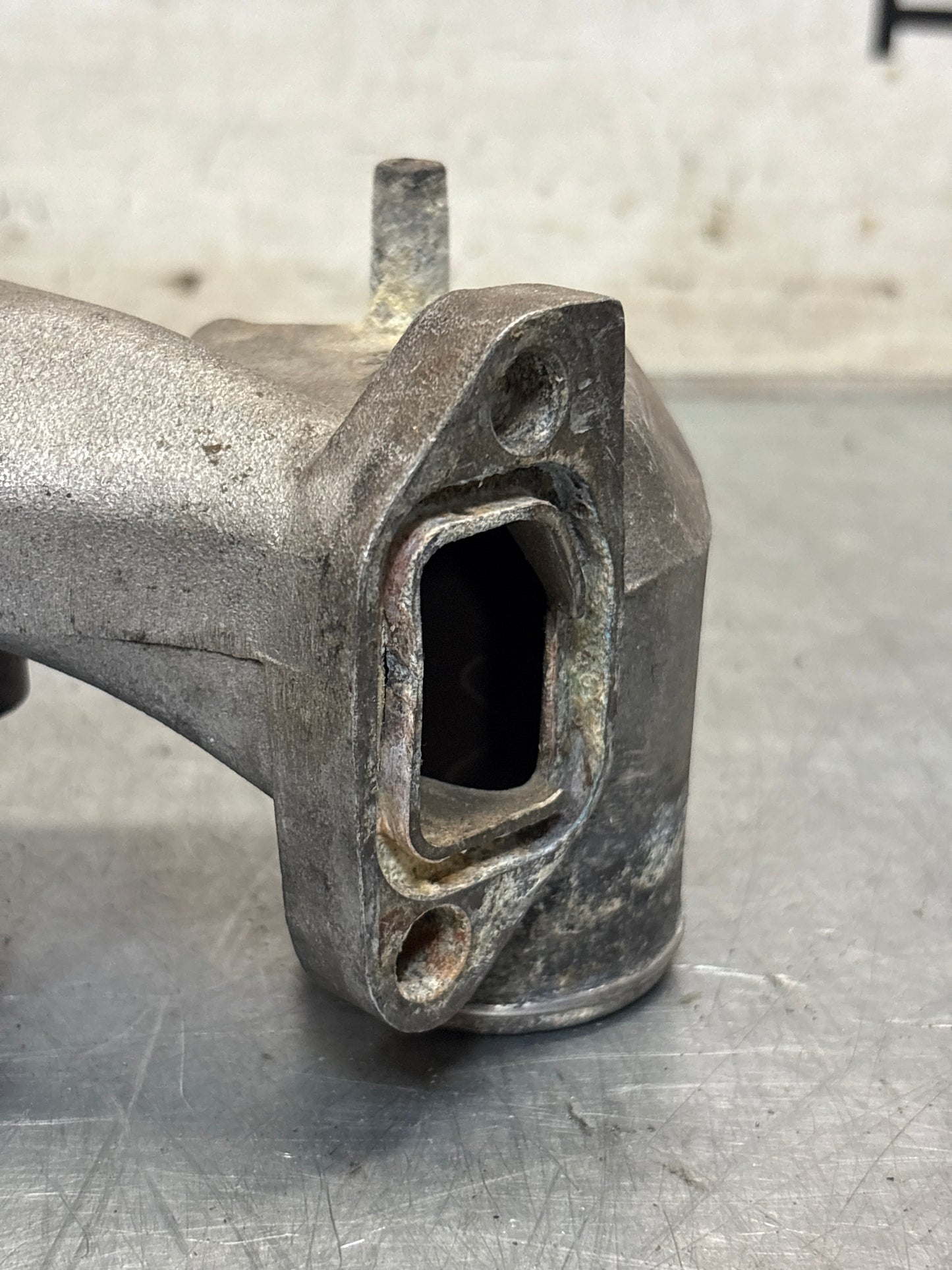 Porsche 928 thermostat housing, for spares or repair 9281061616R