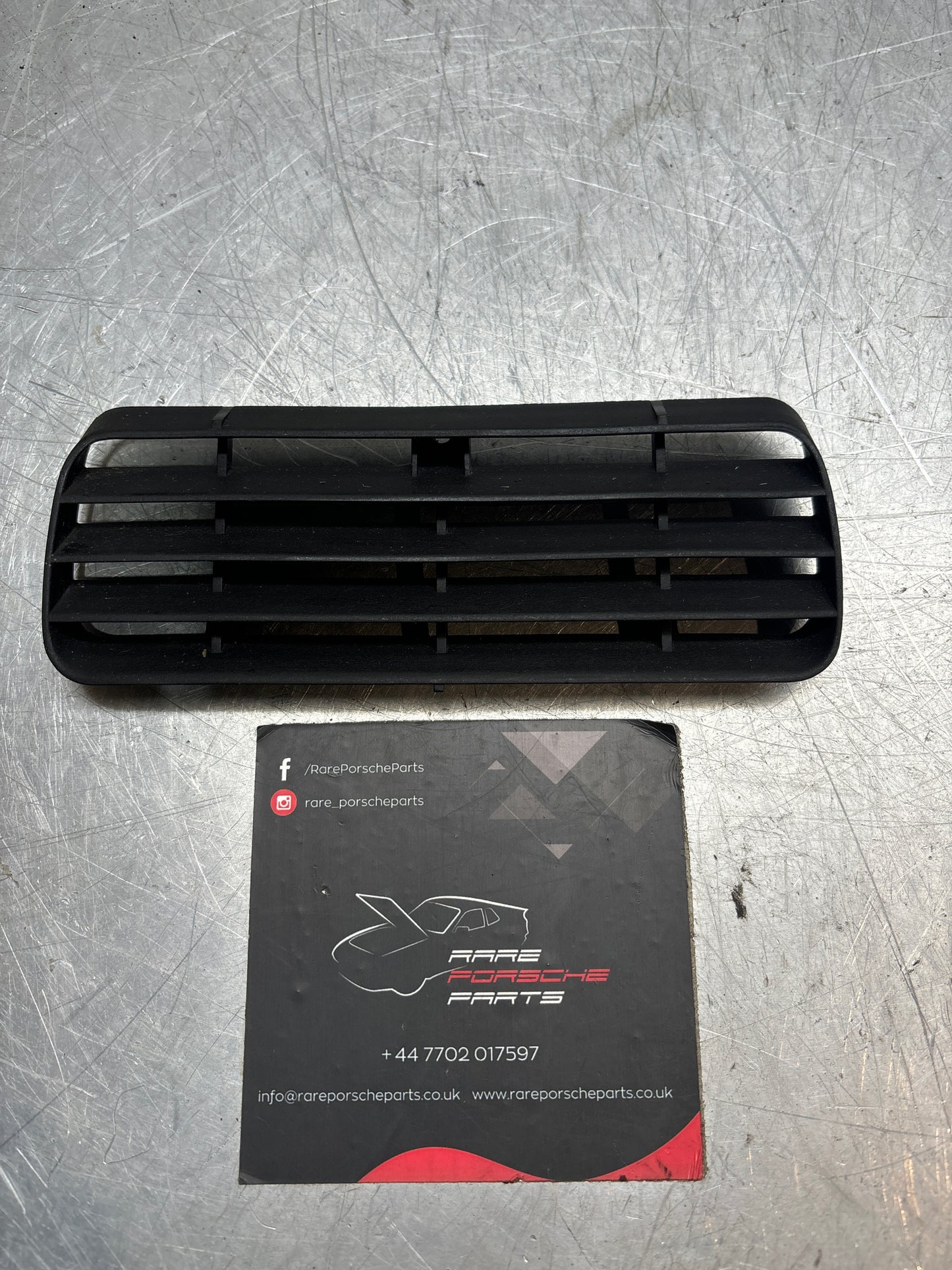 Griglia di ventilazione del pannello anteriore della Porsche 924 Turbo. OEM originale, usato