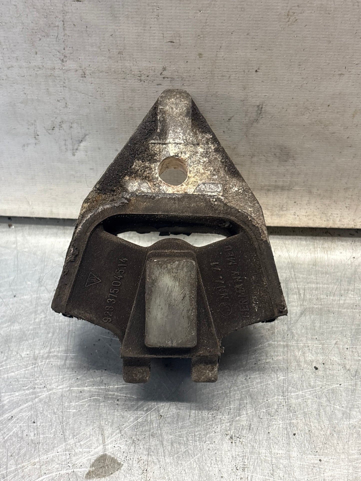 Porsche 928 transmission mount, used 92837504514