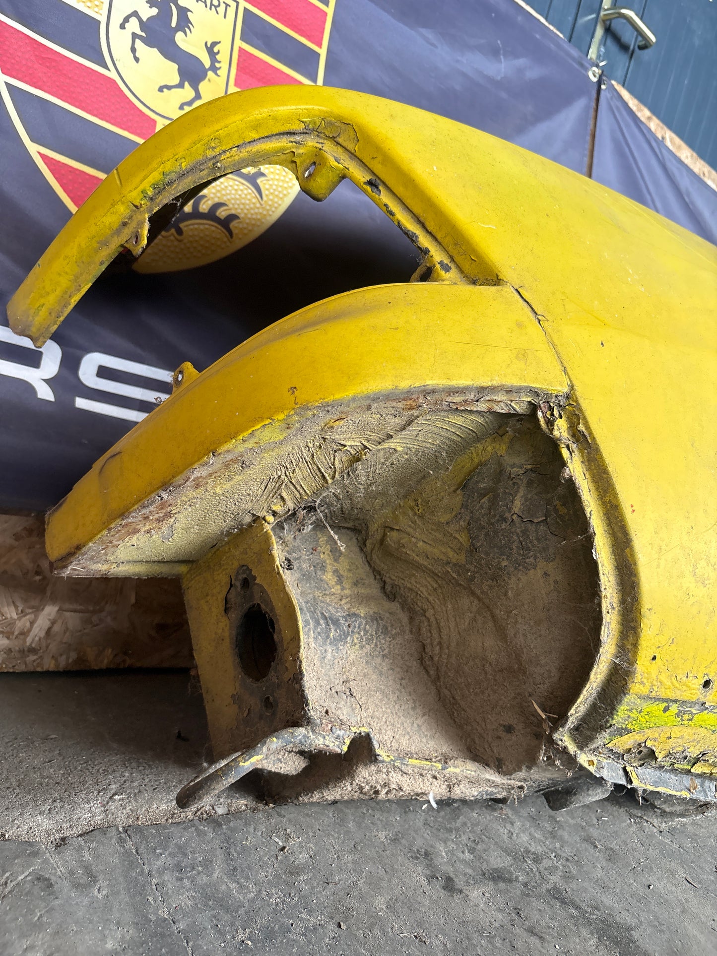 Porsche 924 1976-79 Right side cut, rear fender 477809844