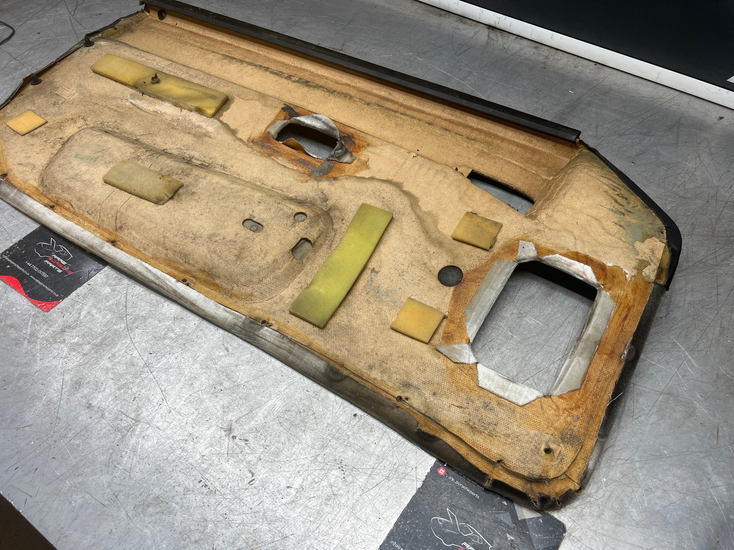 Porsche 944 right door card black / white pinstripe for late cars from 85.5 944555018