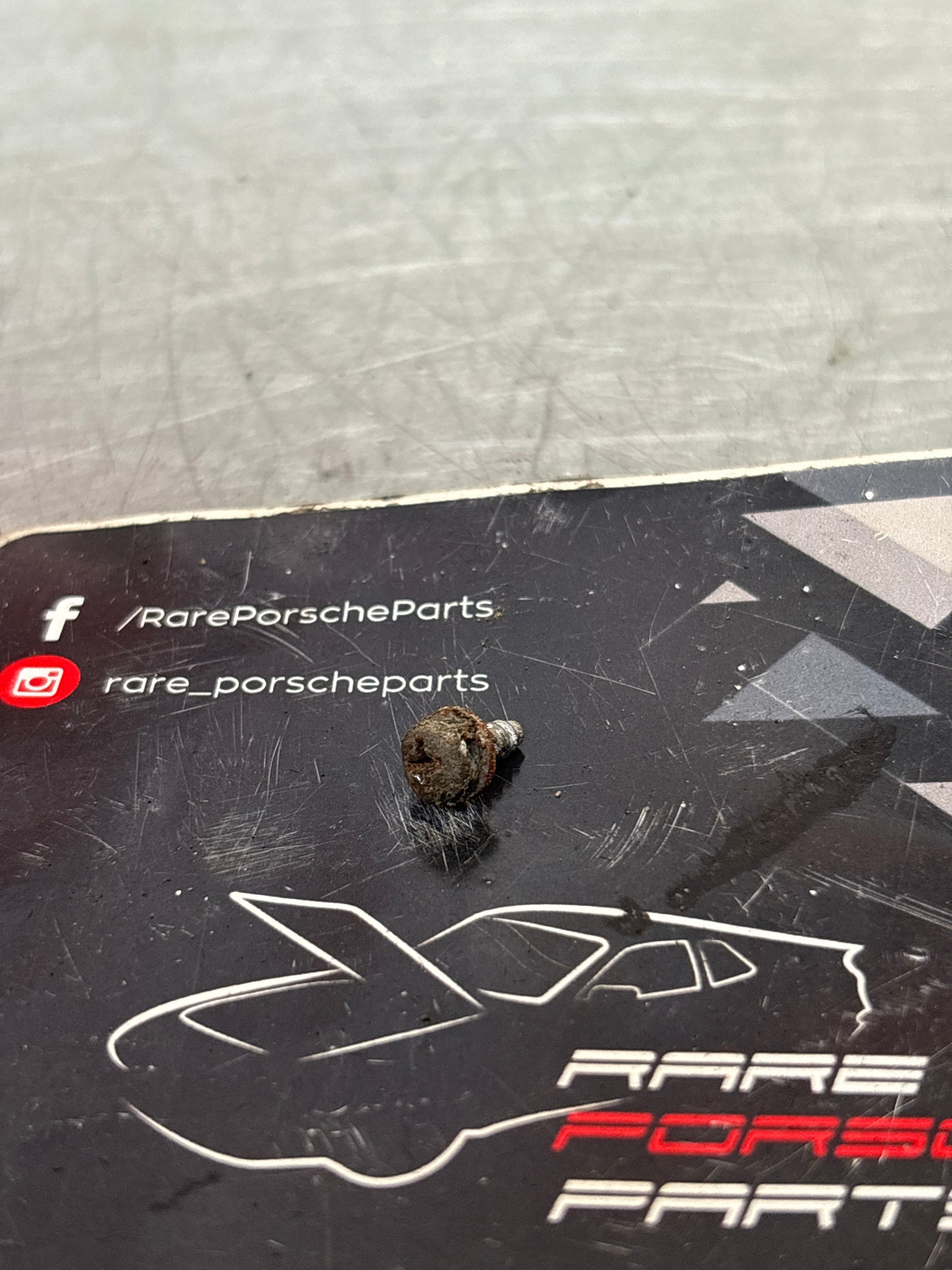 Porsche 928 oval head screw, used 90014310402