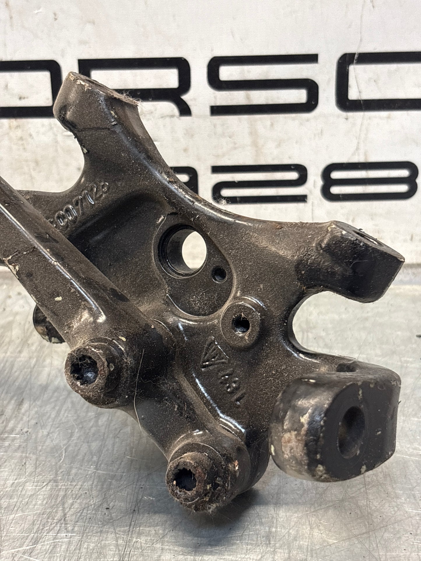 Porsche 928 left steering spindle knuckle, used 92834105717 / 92834105723