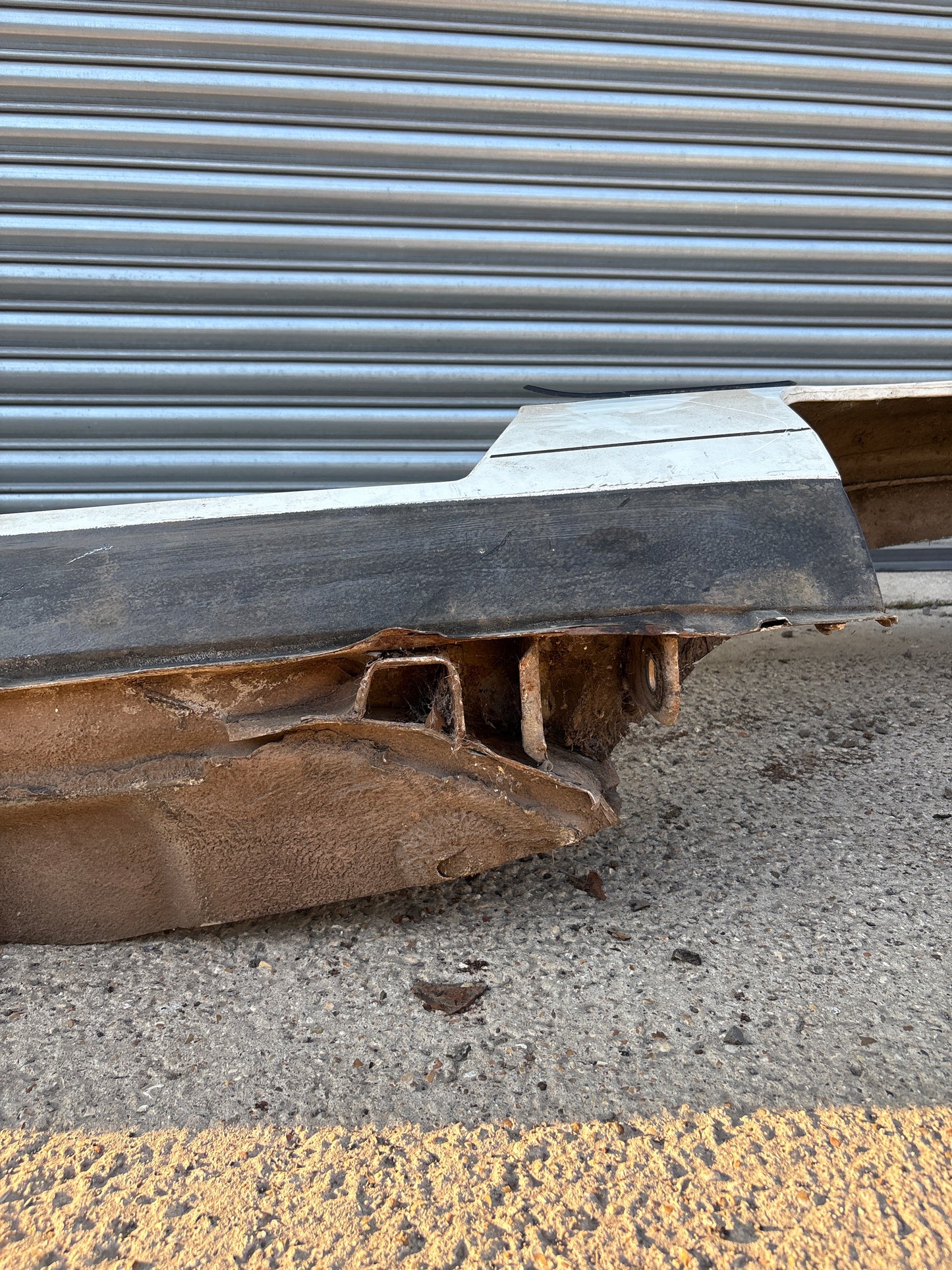 Porsche 924 left side cut, rear fender with sill