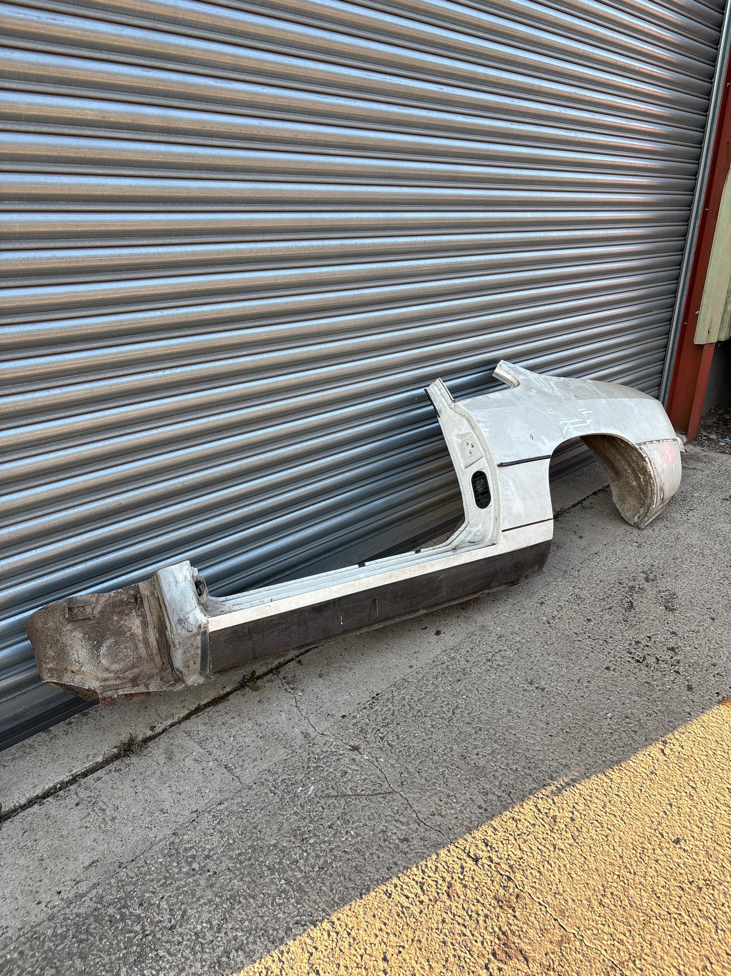 Porsche 924 left side cut, rear fender with sill