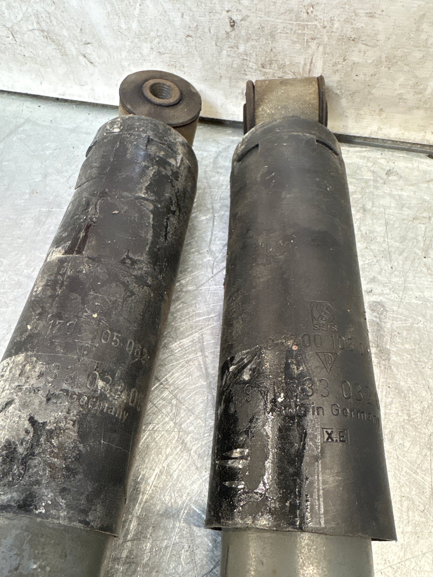 Porsche 944 86- pair of rear suspension shock absorbers, used 95133303205