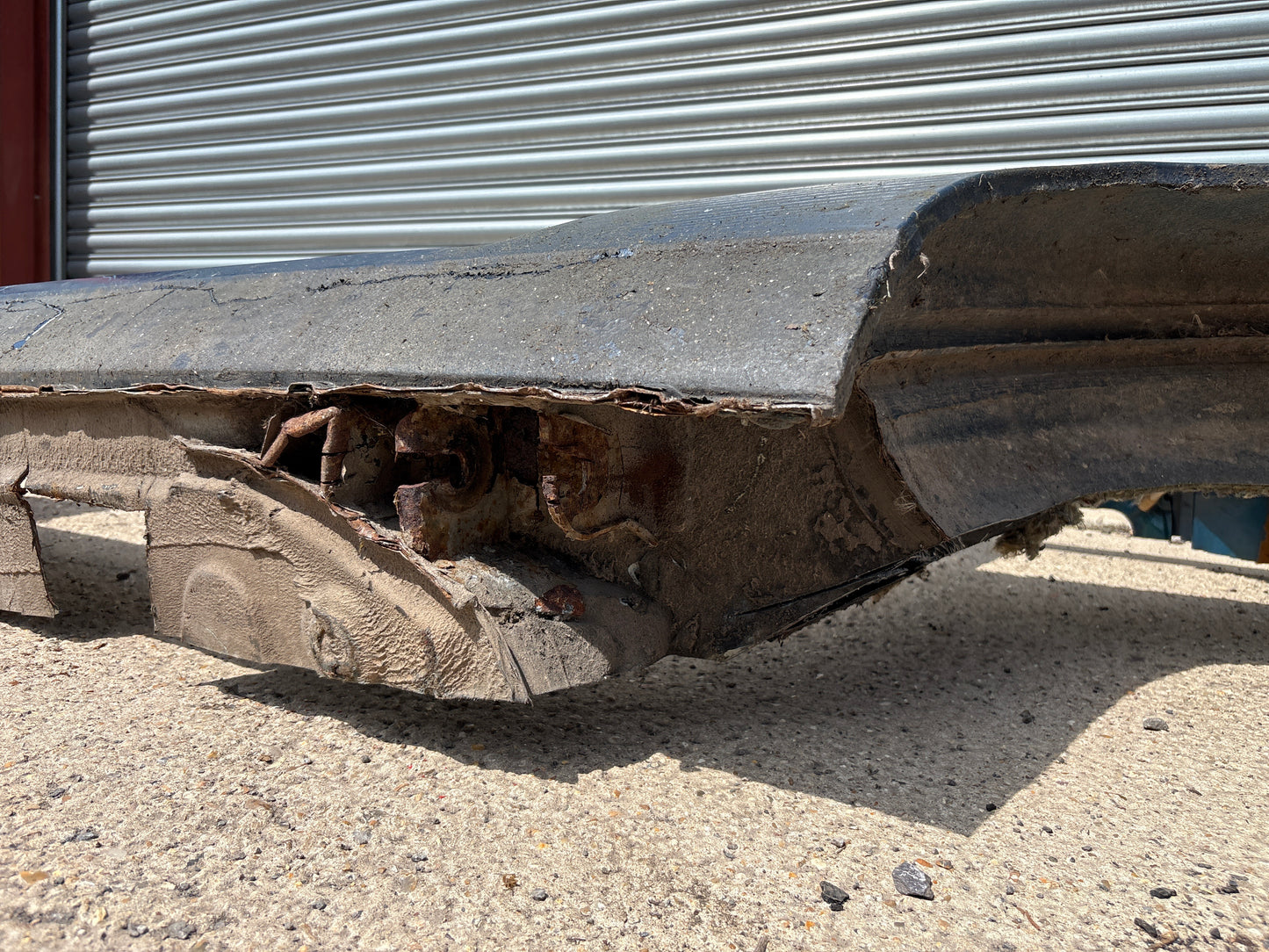 Porsche 924 1983 left side cut, rear fender with sill