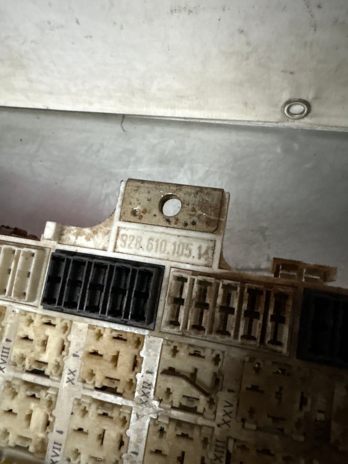 Porsche 928 relay fuse box, for spares or repair 92861010514