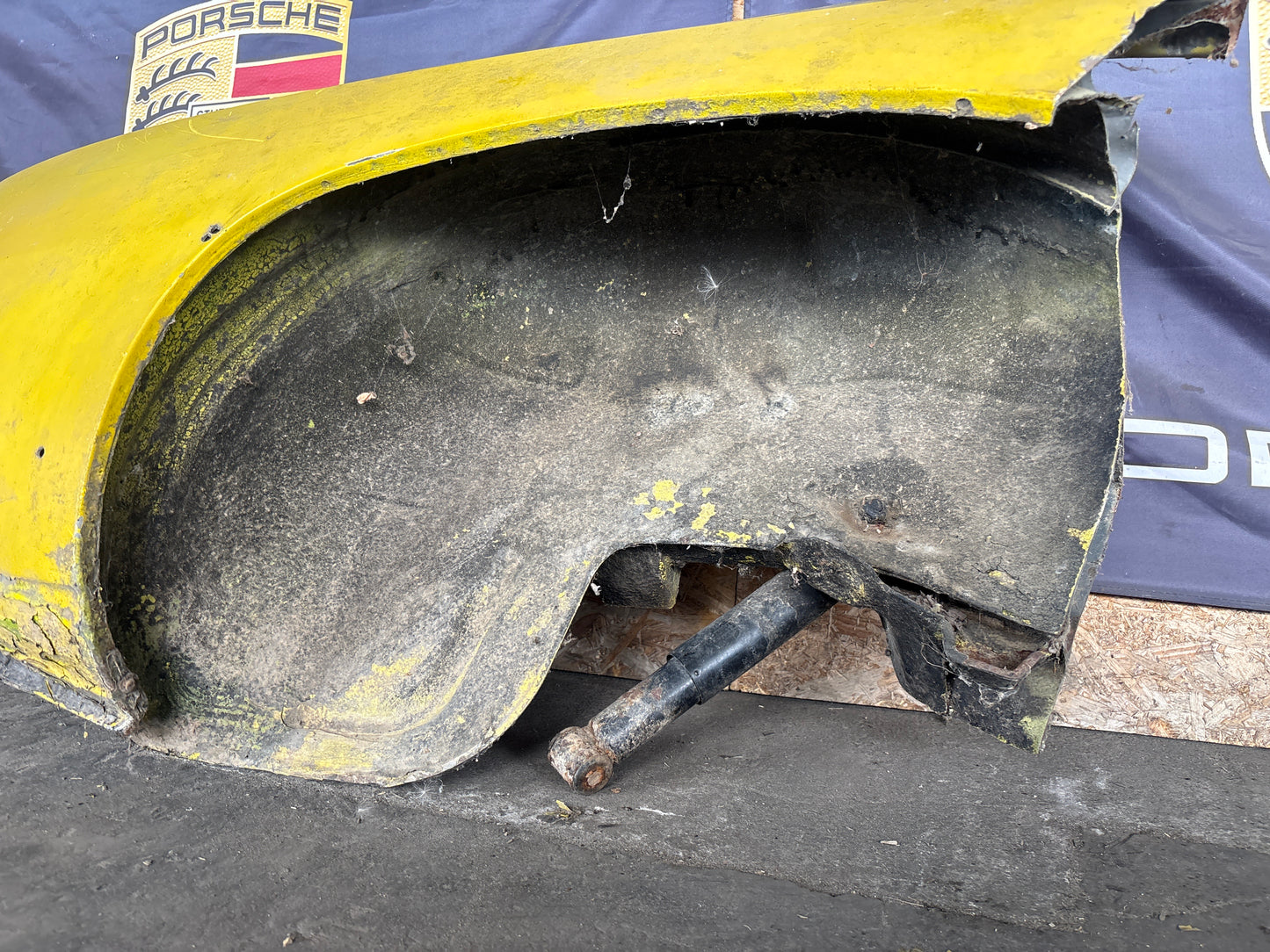 Porsche 924 1976-79 Right side cut, rear fender 477809844