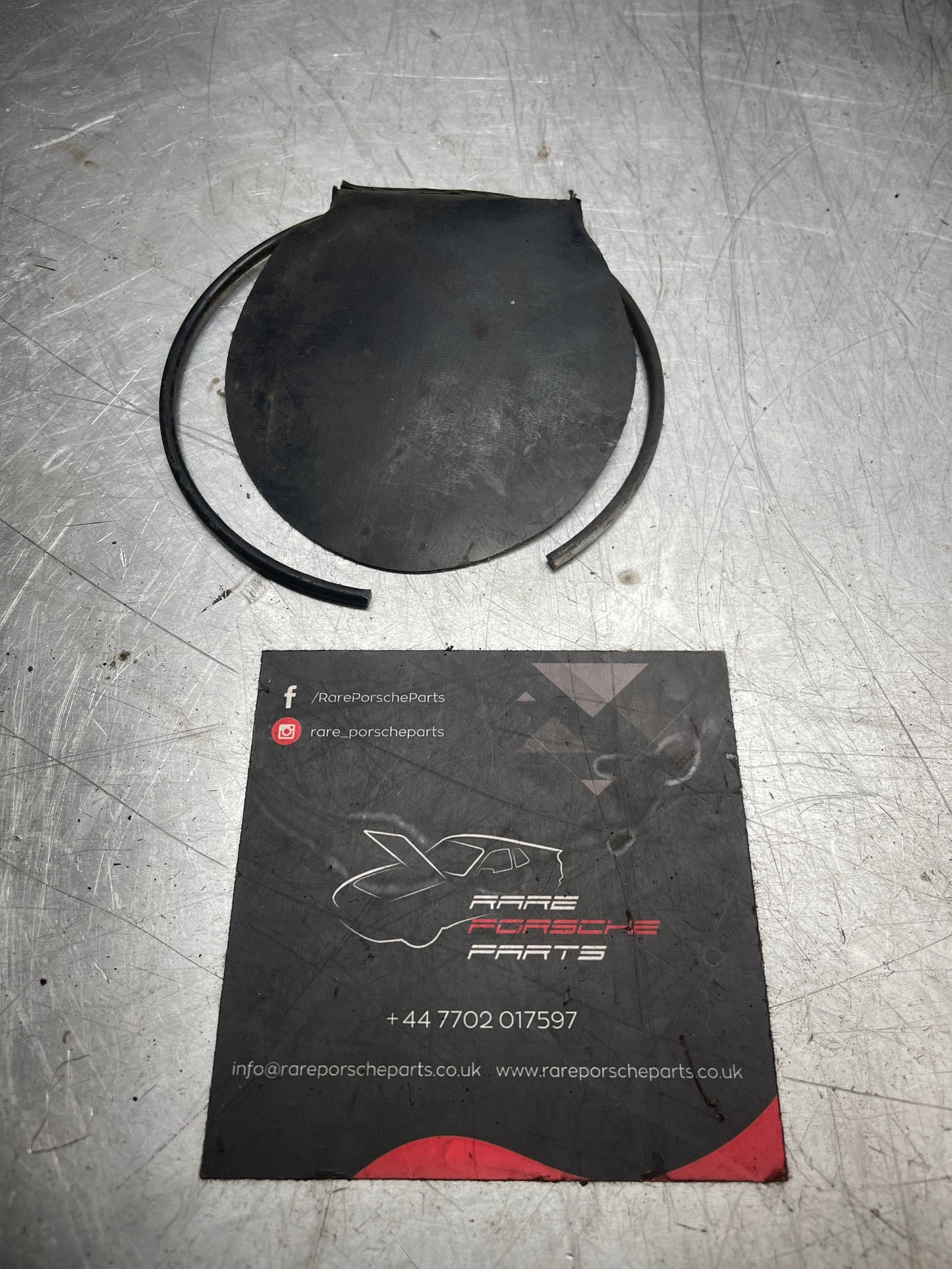 Porsche 944 fuel snap ring with protective round flap, used 90090604503 / 92820105702