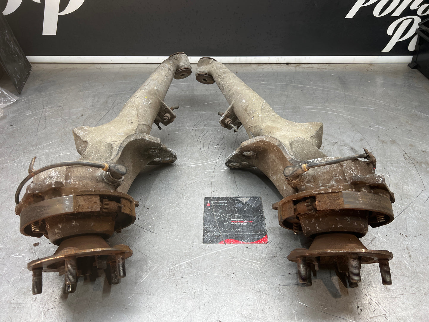 Porsche 944 S2 Turbo pair of alloy rear trailing arms, 9513315134R / 9513315144R used, with hubs