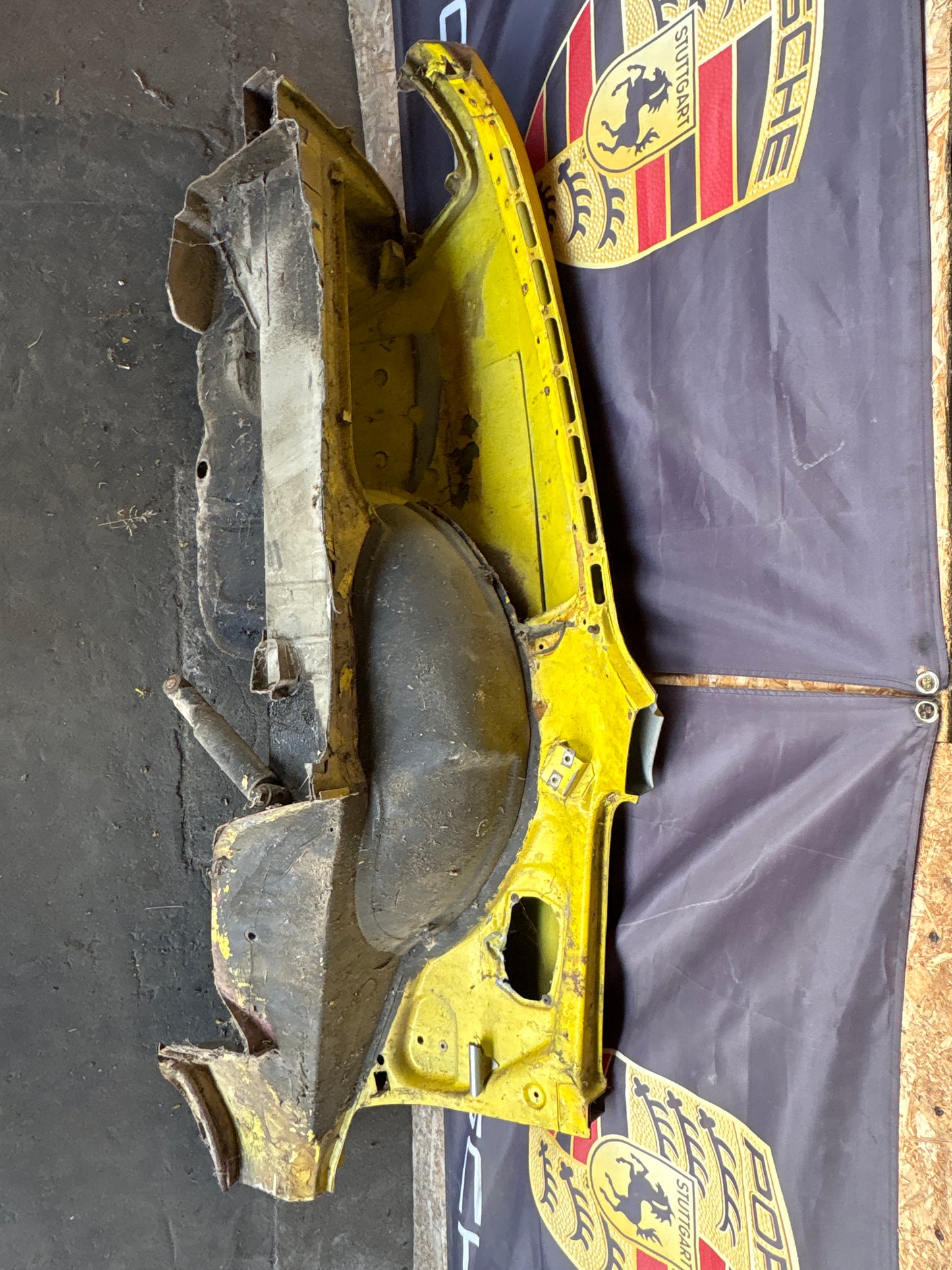 Porsche 924 1976-79 left side cut, rear fender 477809843