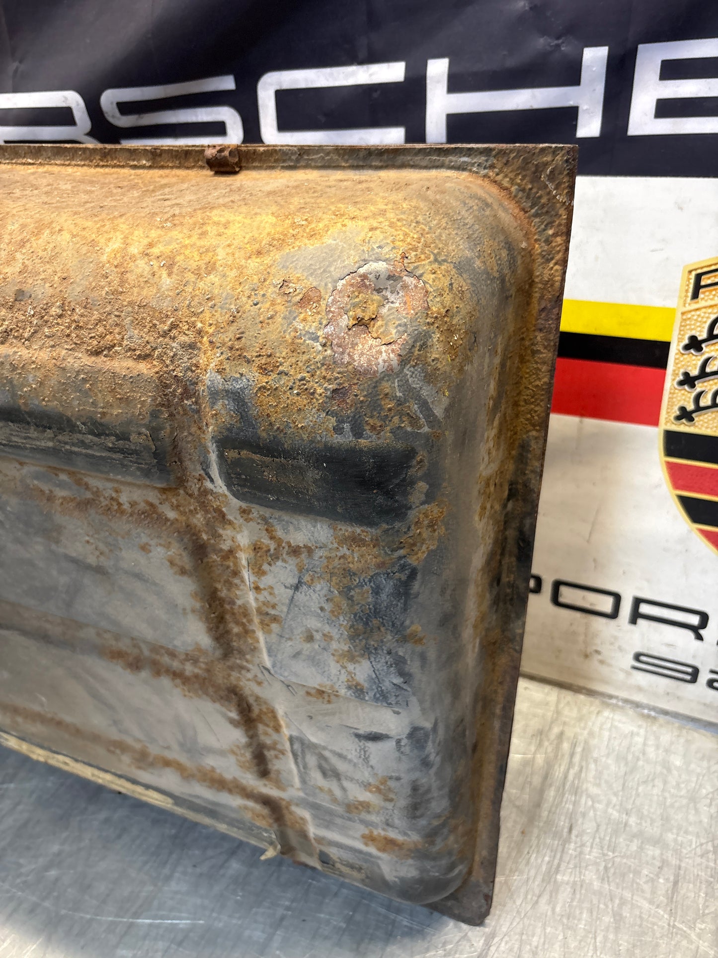Porsche 924 Metal Fuel tank for early cars with bayonet type fuel level sender 477201021F