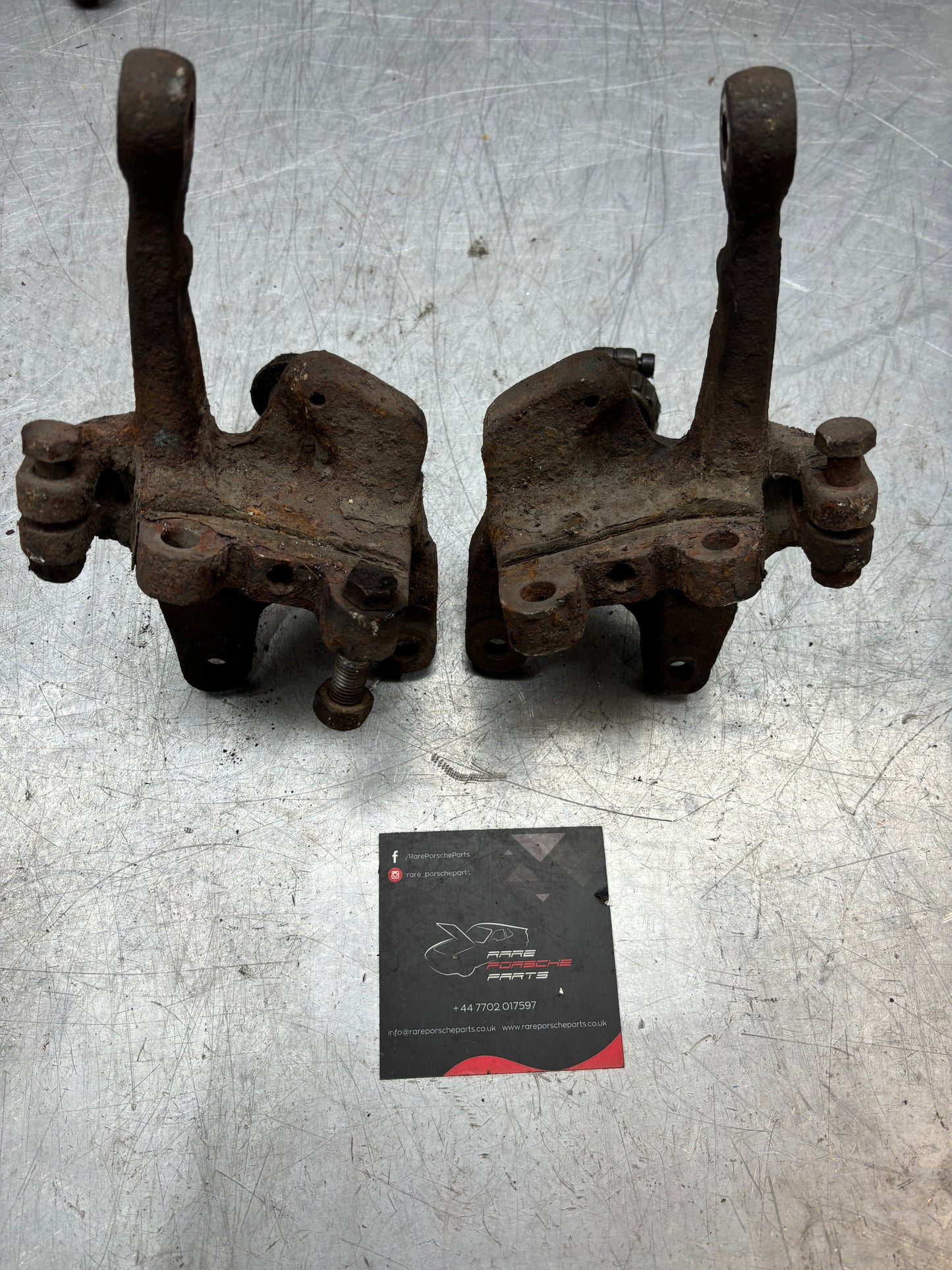 Porsche 944 1987 - pair of front steering knuckle, spindle axle 94434165506 / 94434165606, used