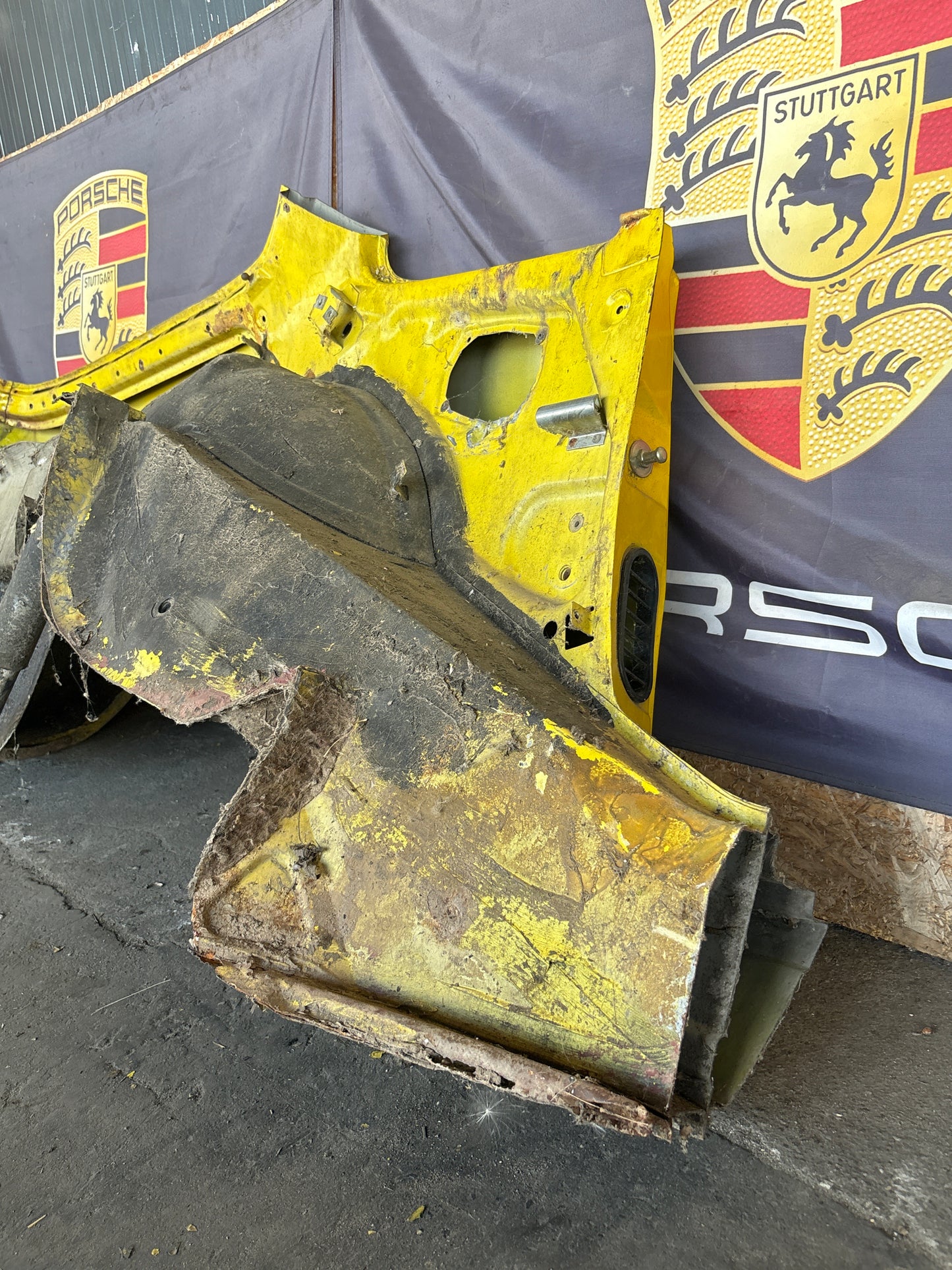 Porsche 924 1976-79 left side cut, rear fender 477809843