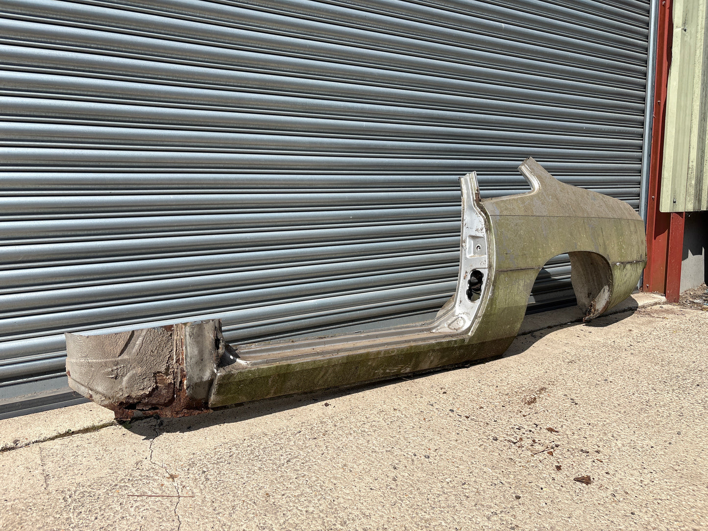 Porsche 924 left side cut, rear fender with sill