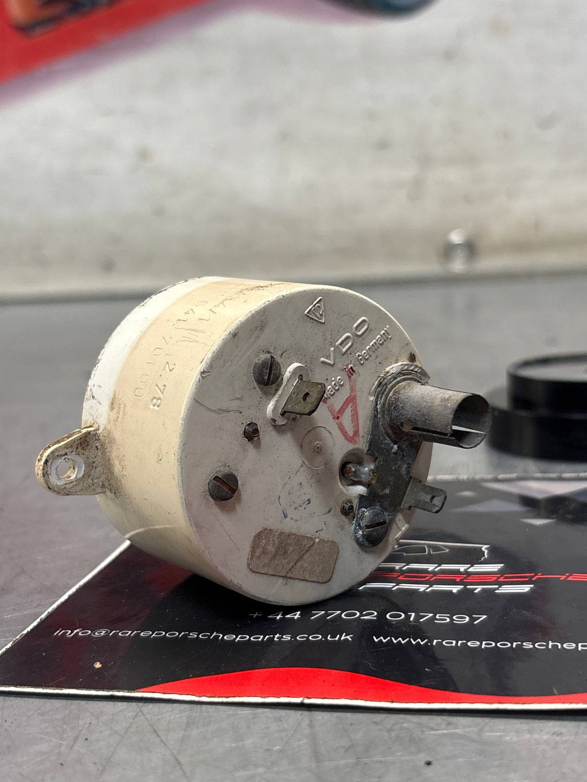 Porsche 928 Dash Center analog clock, used 92864170100