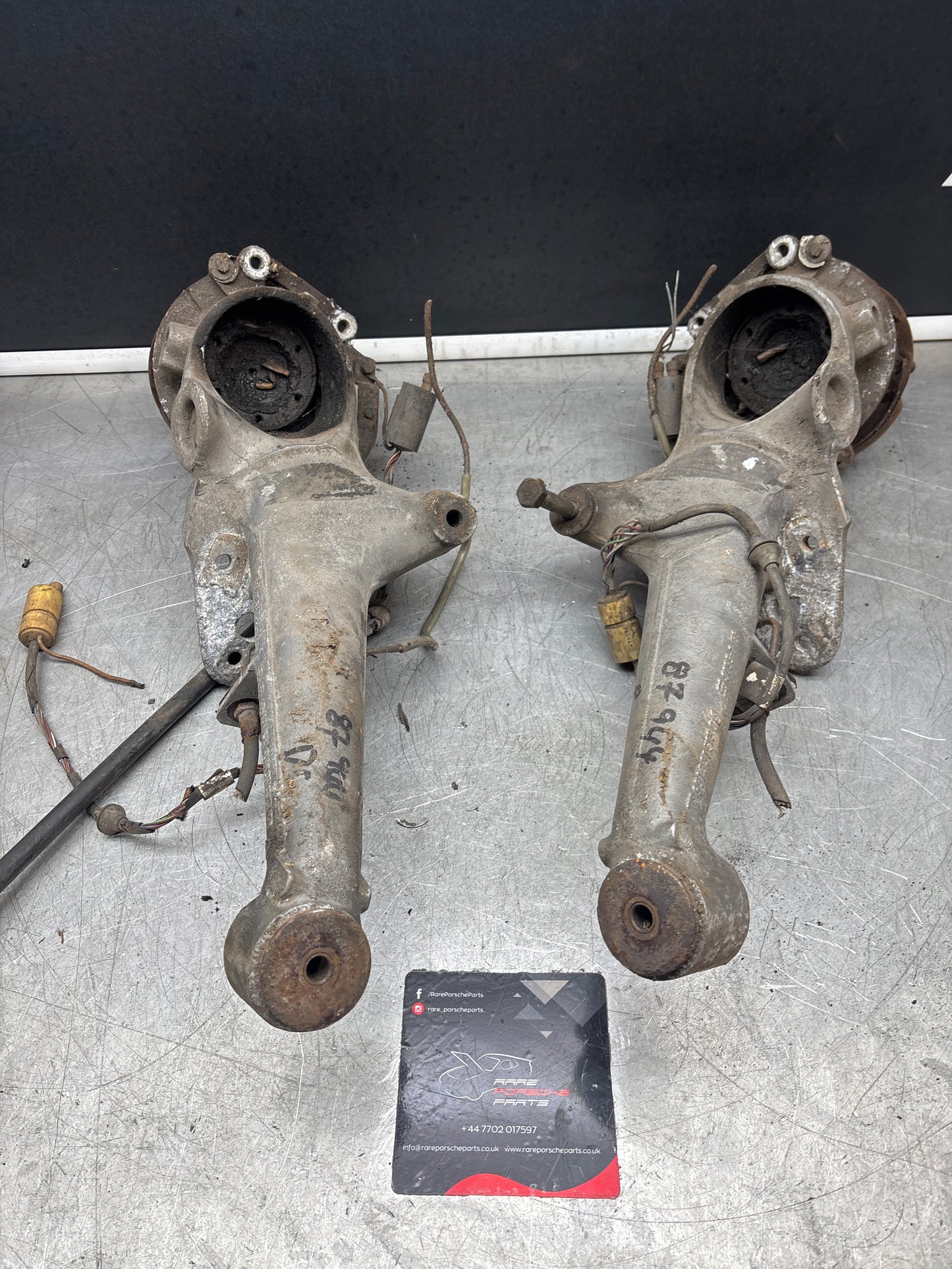 Porsche 944 pair of alloy rear trailing arms, 9513315131R / 951331511R used, with hubs