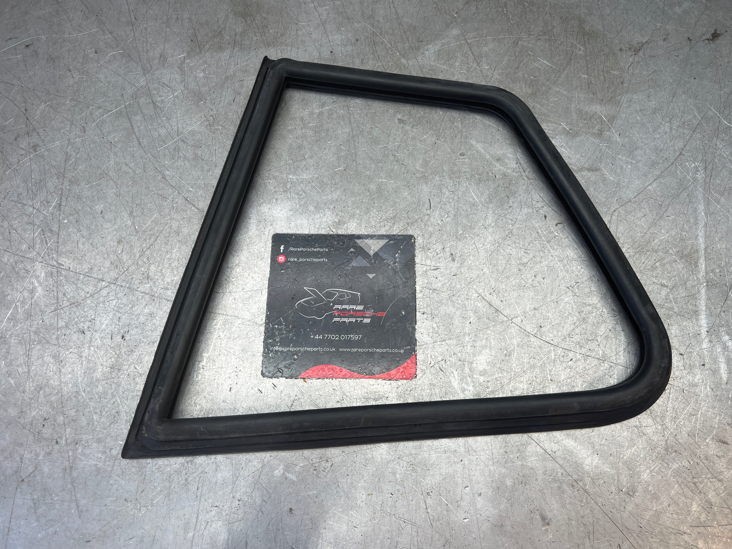 Porsche 944 924S rear right quarter window rubber from 85.5 94455732200 used