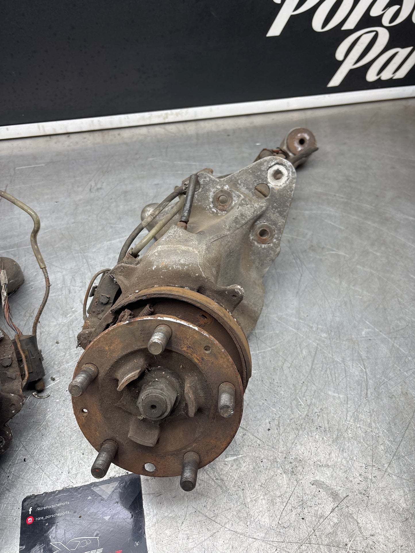 Porsche 944 pair of alloy rear trailing arms, 9513315131R / 951331511R used, with hubs