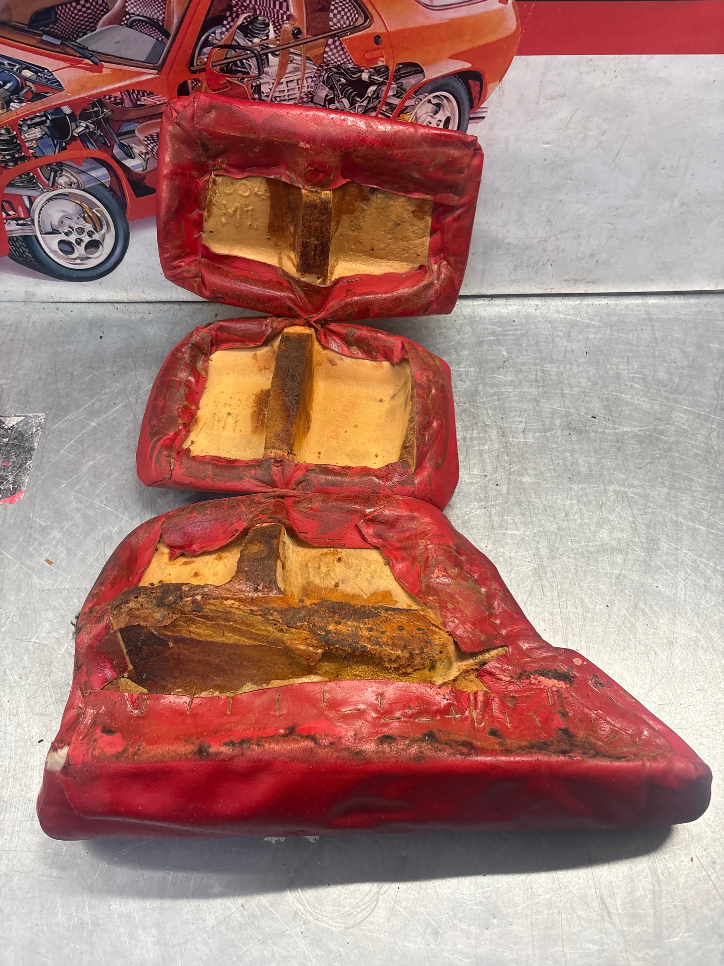 Porsche 928 rear right seat and center + upper cushion, used, can-can red 92852206051 / 92852208851 / 92852204650
