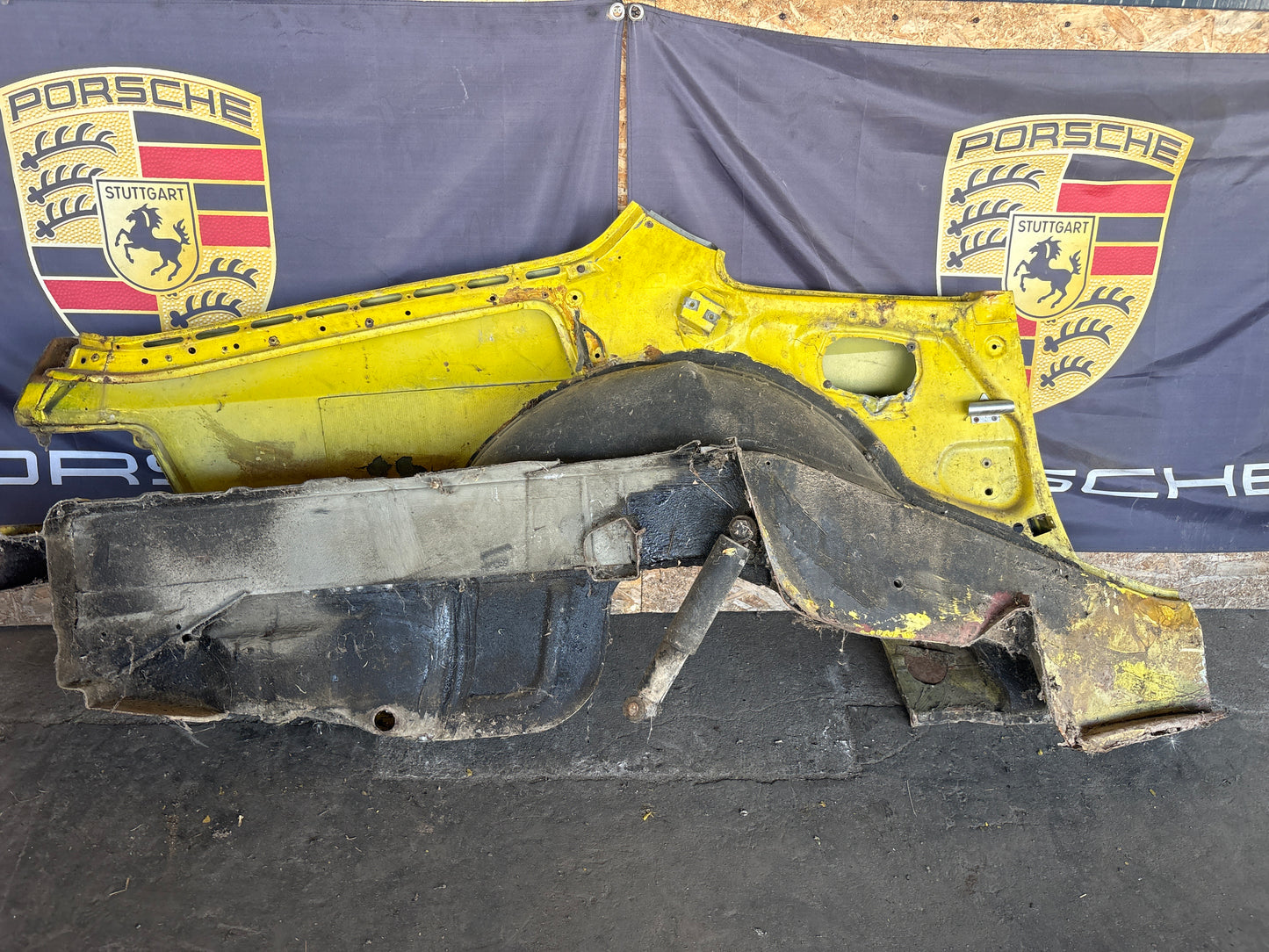 Porsche 924 1976-79 left side cut, rear fender 477809843
