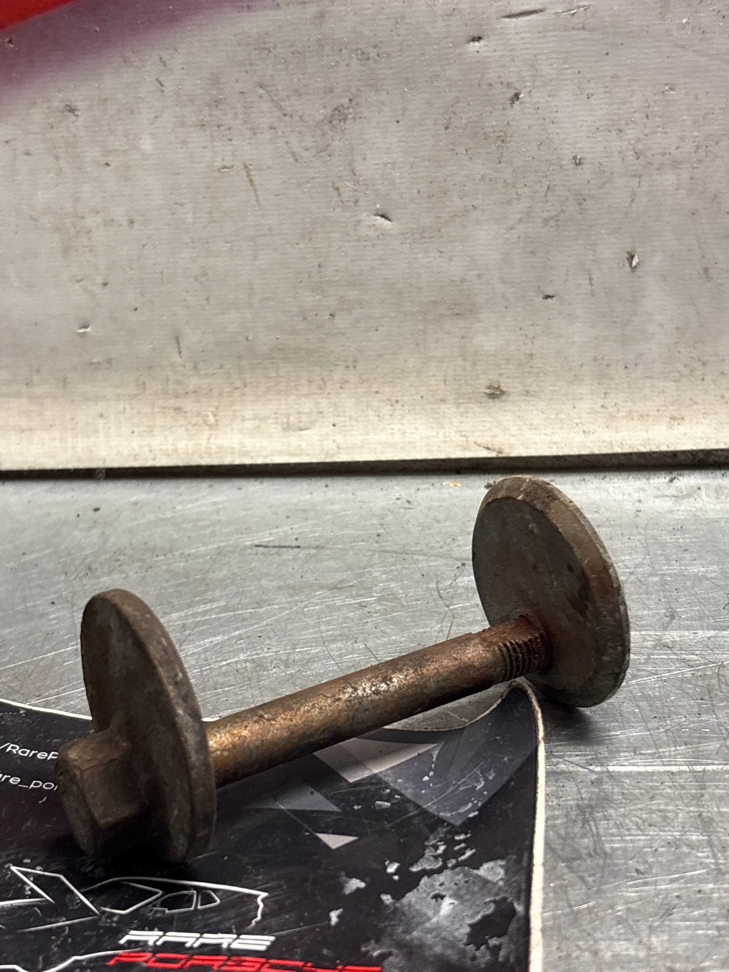 Porsche 928 Eccentric screw, used 92833165905 / 92833165904