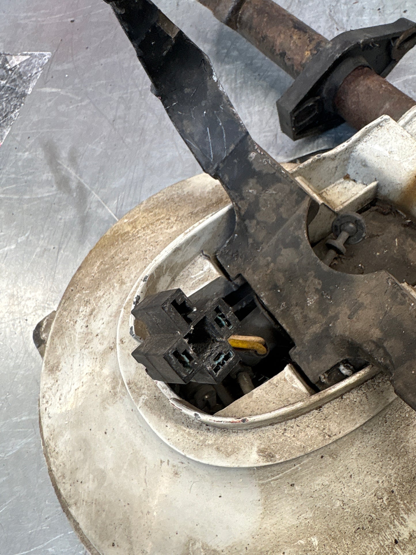 Porsche 928 left headlight swivel frame 92875024902 92875024302 used