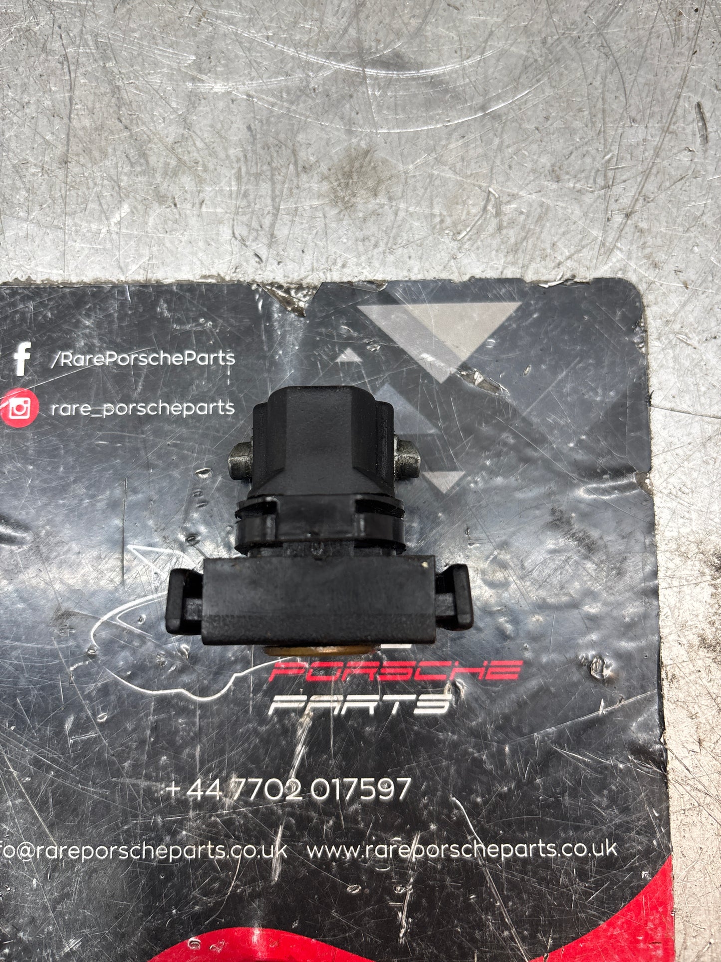 Porsche 924/944 black glove box lock with badge 477857133 used immaculate