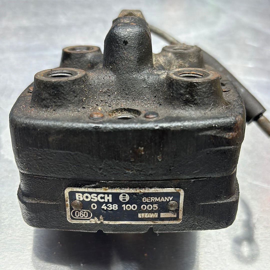 Porsche 924 Bosch Fuel distributor, metering head, 0438100005, used