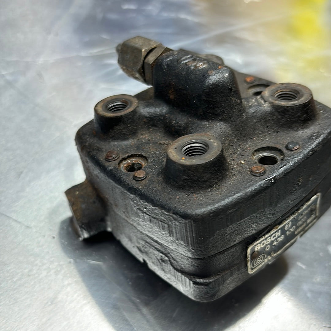 Porsche 924 Bosch Fuel distributor, metering head, 0438100005, used