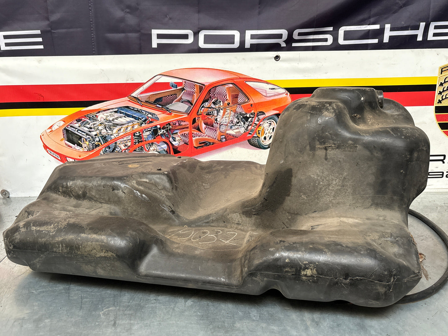 Porsche 944 86-92 plastic fuel tank 95120102101 used