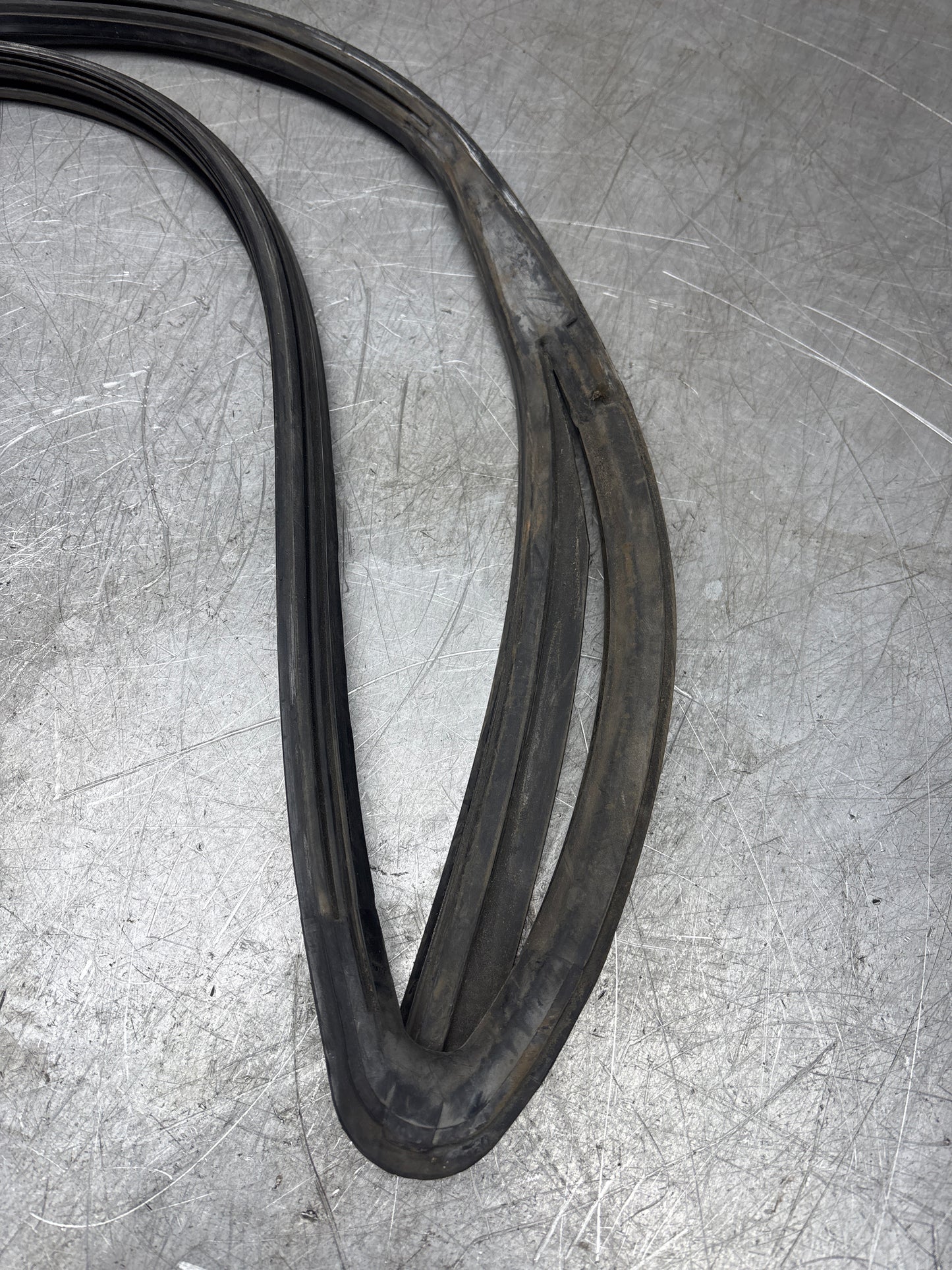 Porsche 928 S right rear quarter glass rubber seal, 92854304604 used