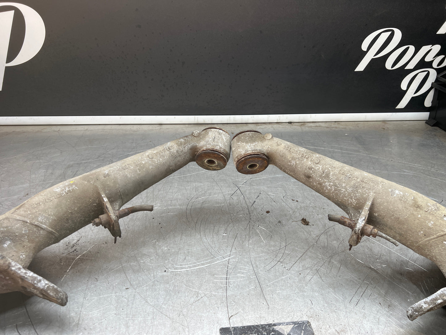 Porsche 944 S2 Turbo pair of alloy rear trailing arms, 9513315134R / 9513315144R used, with hubs