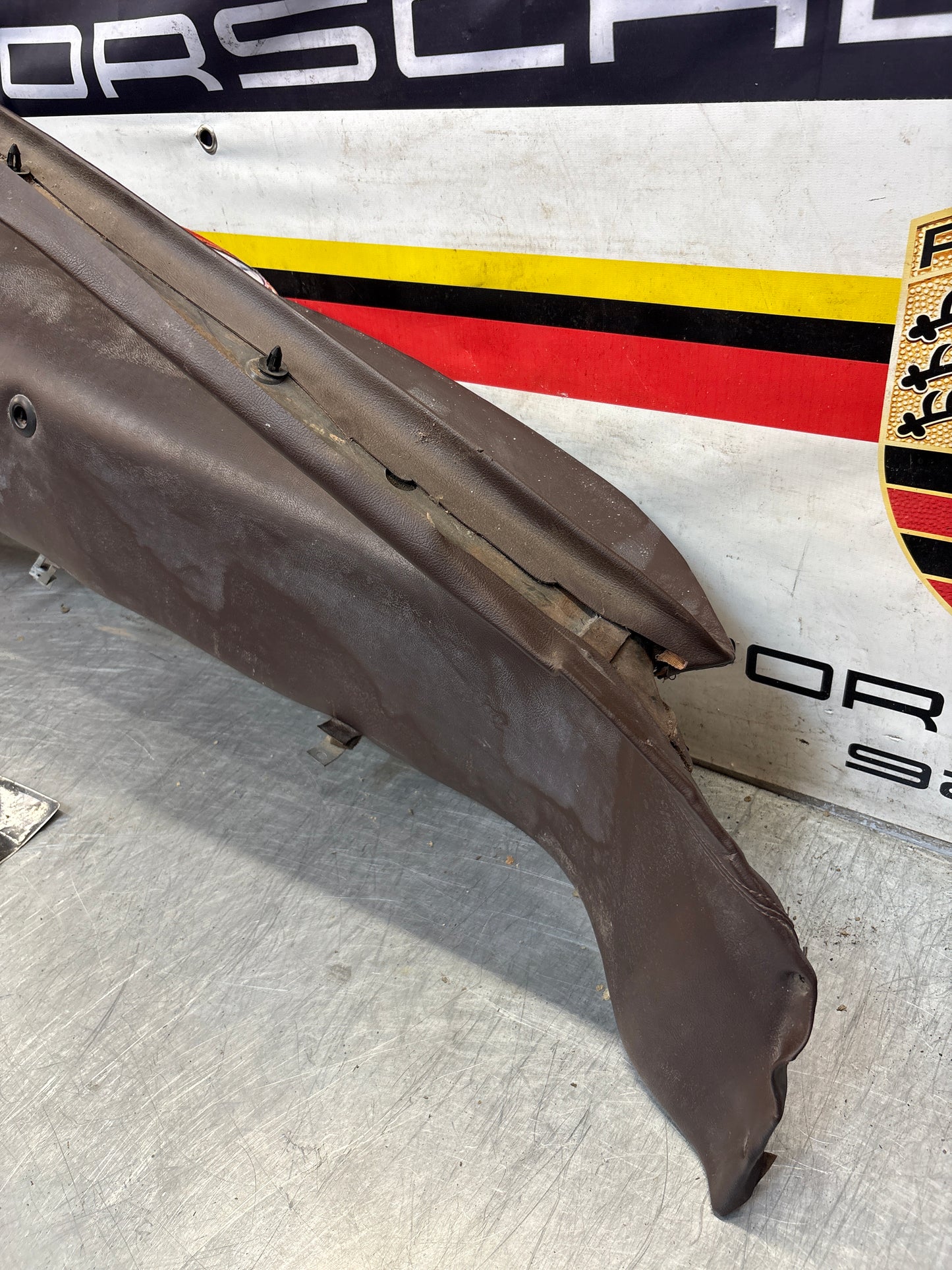 Porsche 928 early right side lower side trim panel, without loudspeaker, burgundy used 92855502202