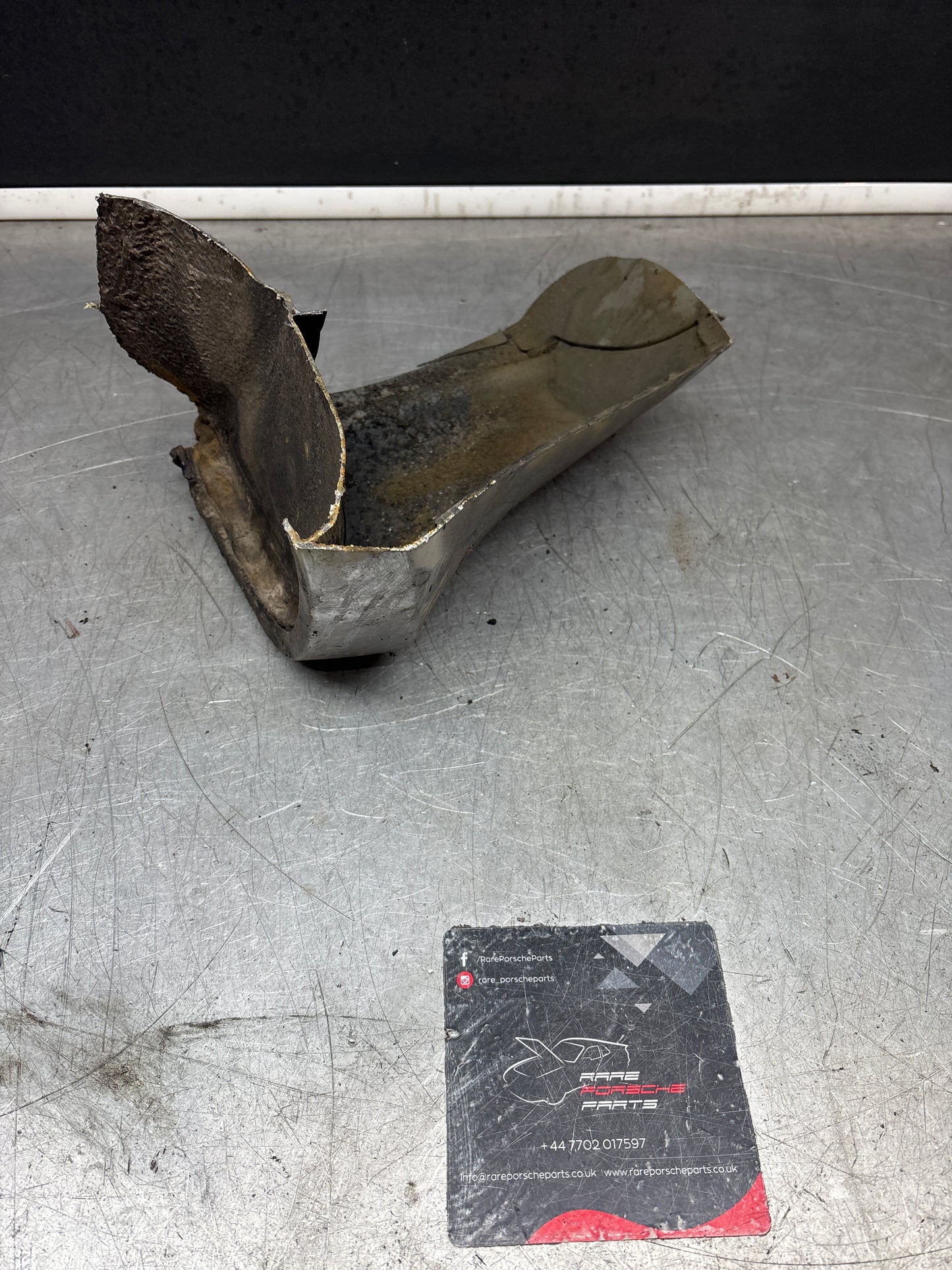 Porsche 944 left side cut, rear fender 94450390303,