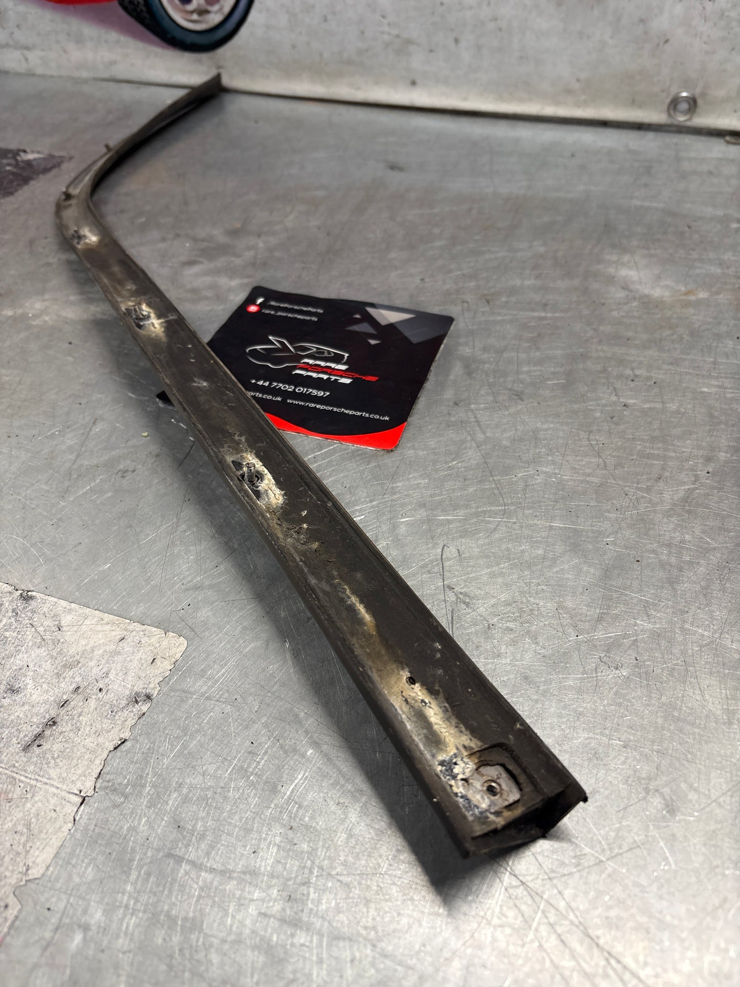 Porsche 924 right rear spoiler, used 477827558