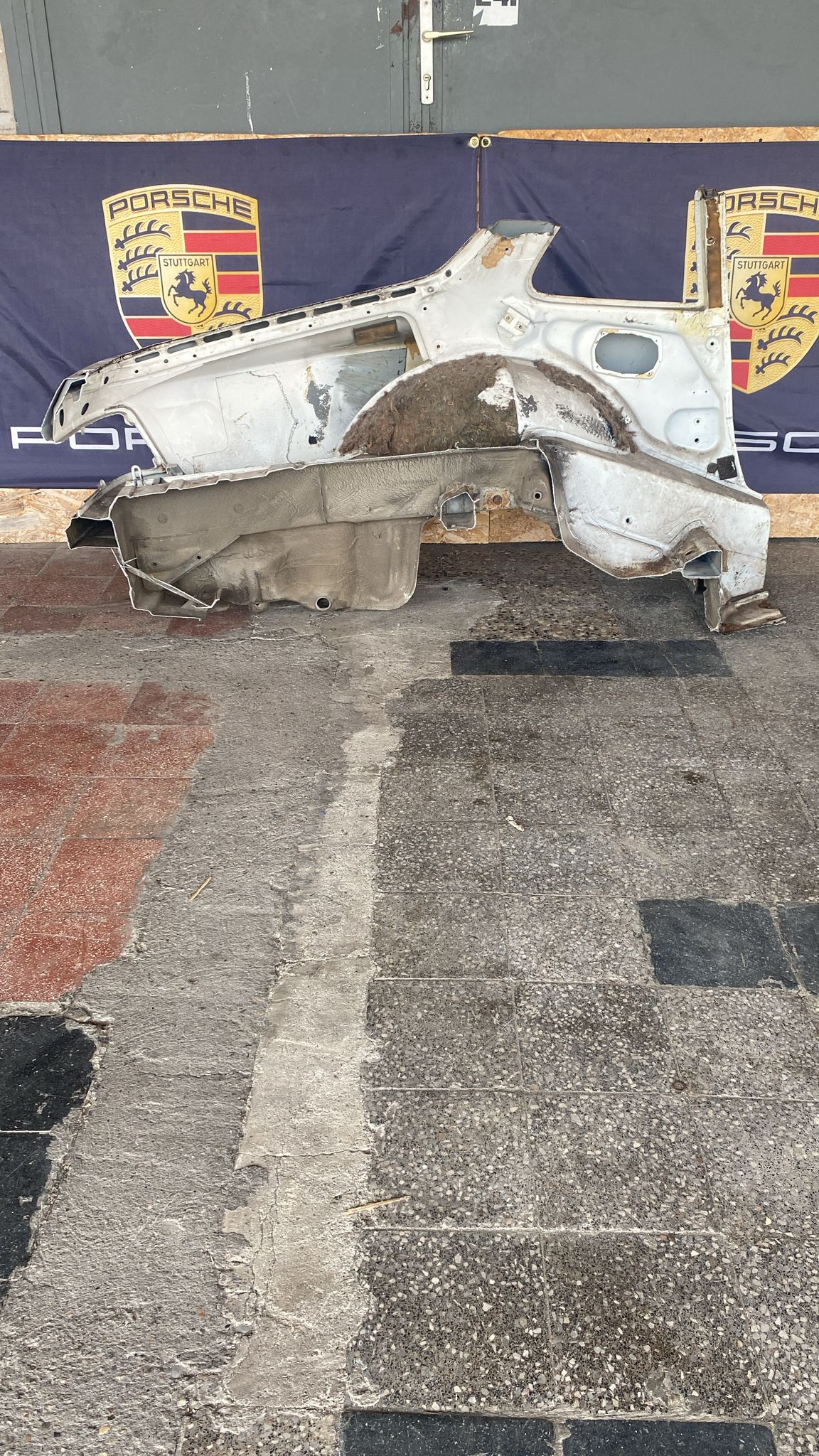 Porsche 944 left side cut, rear fender 94450390303,